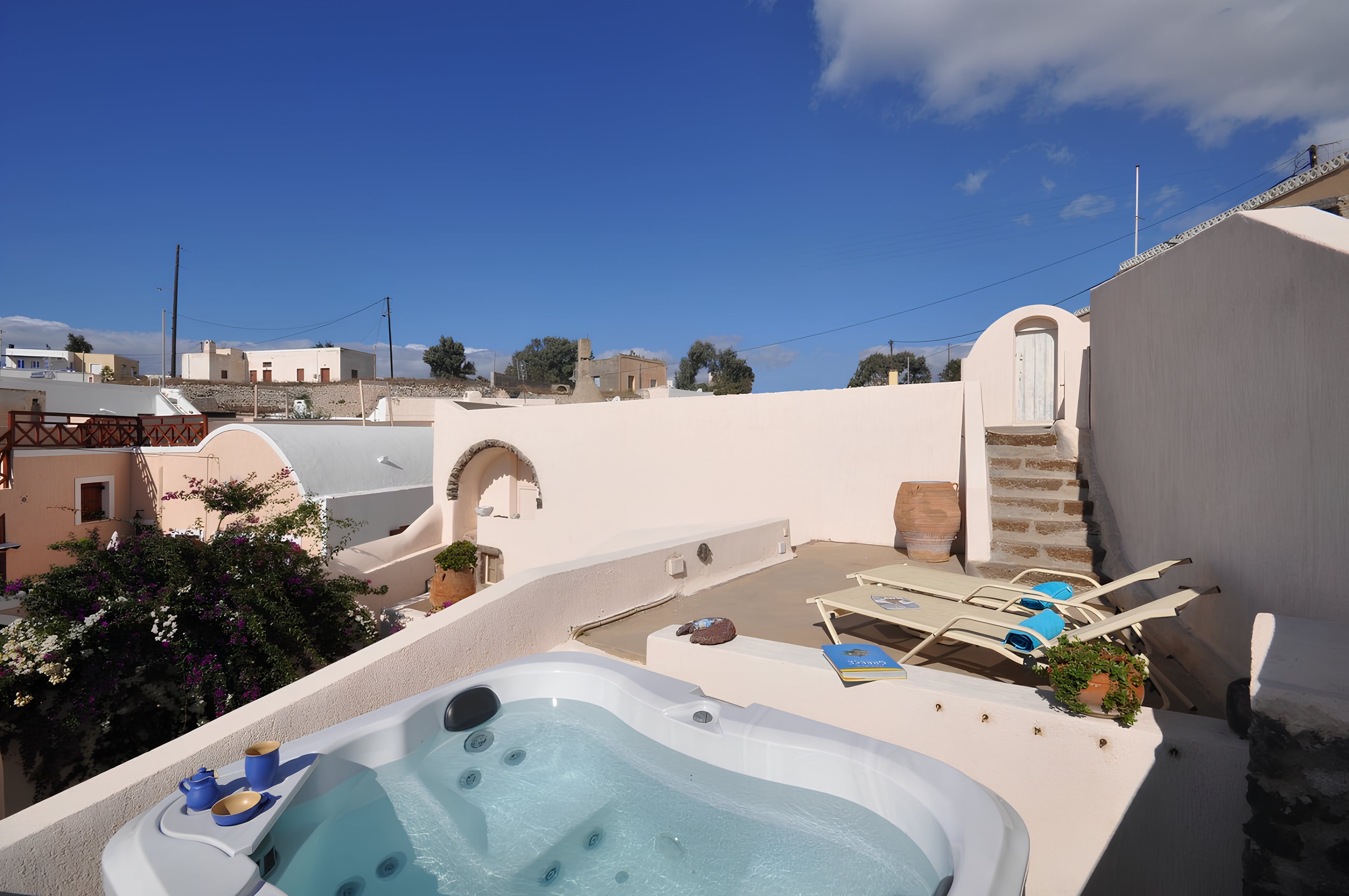 Villa Kallistē Megalochori: Charming 2-Bedroom Apartment with Hot Tub and Sea Views, Santorini