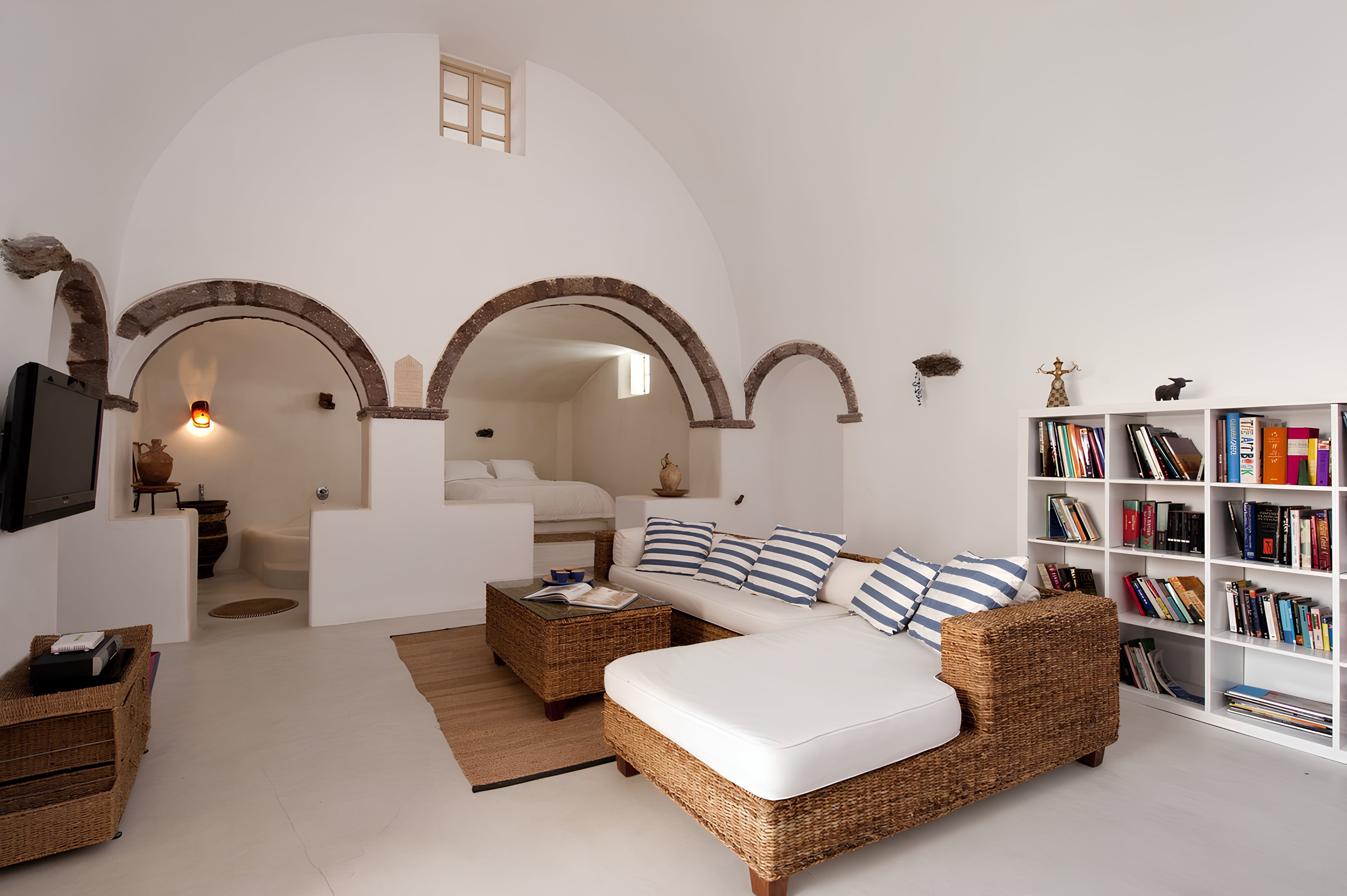 Villa Kallistē Megalochori: Charming 2-Bedroom Apartment with Hot Tub and Sea Views, Santorini