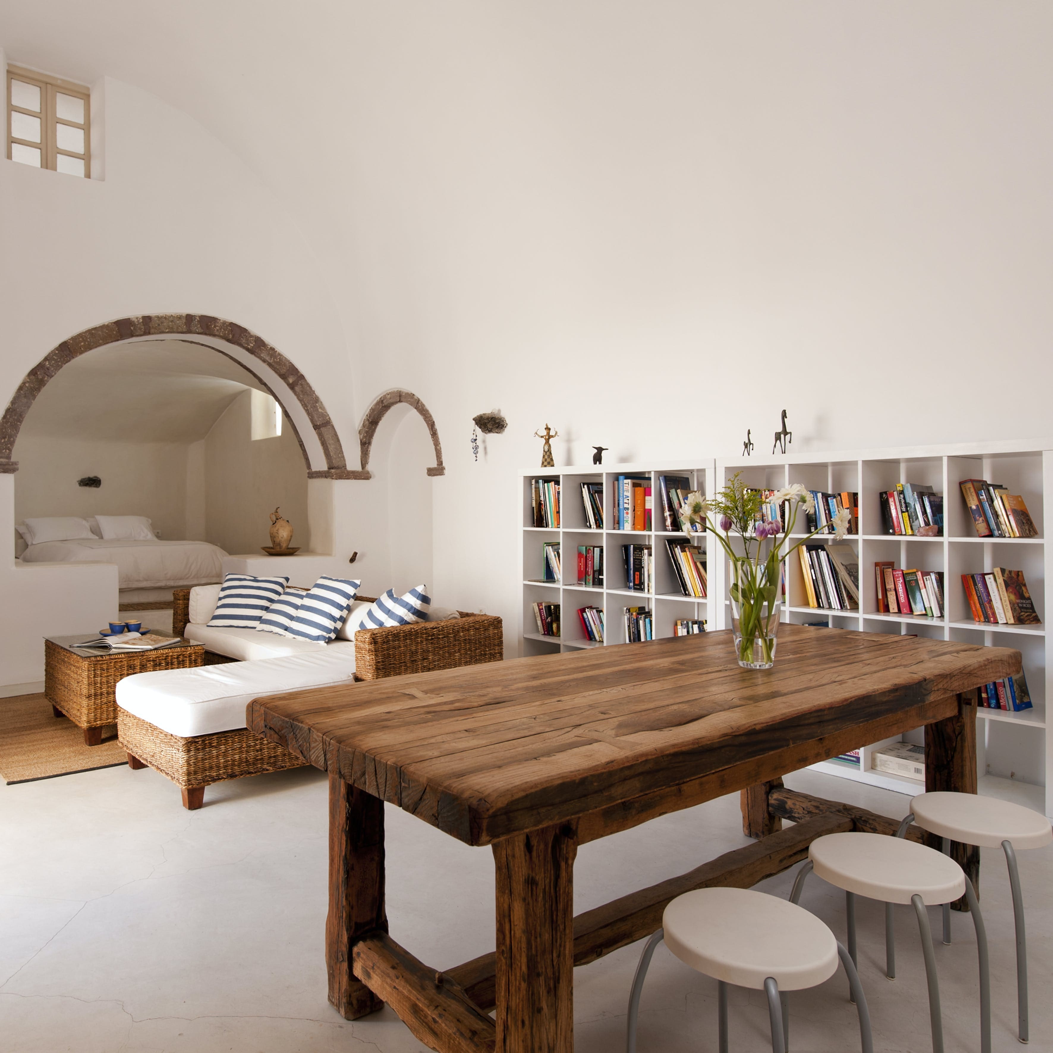 Villa Kallistē Megalochori: Charming 2-Bedroom Apartment with Hot Tub and Sea Views, Santorini