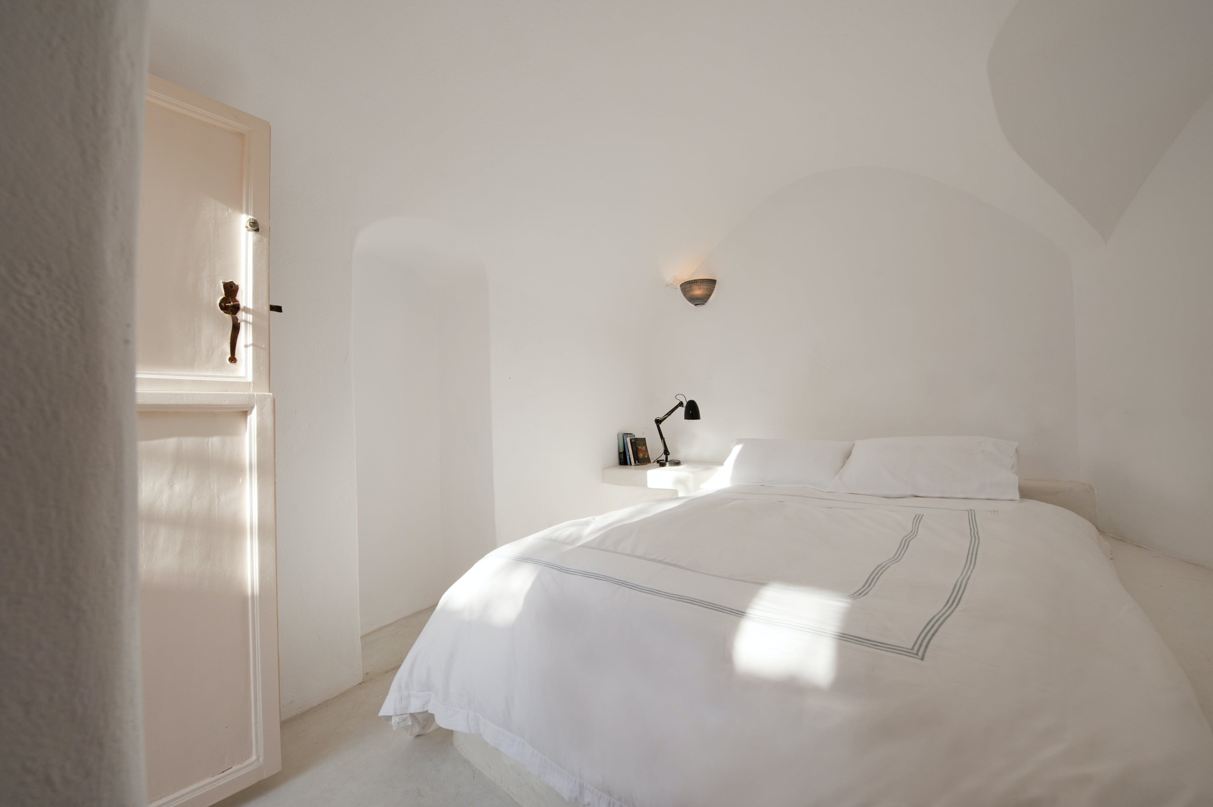 Villa Kallistē Megalochori: Charming 2-Bedroom Apartment with Hot Tub and Sea Views, Santorini