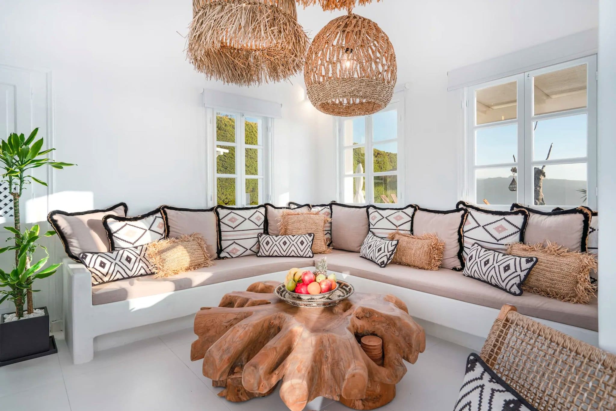 Villa Kallistē Oia: Luxury 3-Bedroom Villa with Private Pool and Hot Tub, Santorini