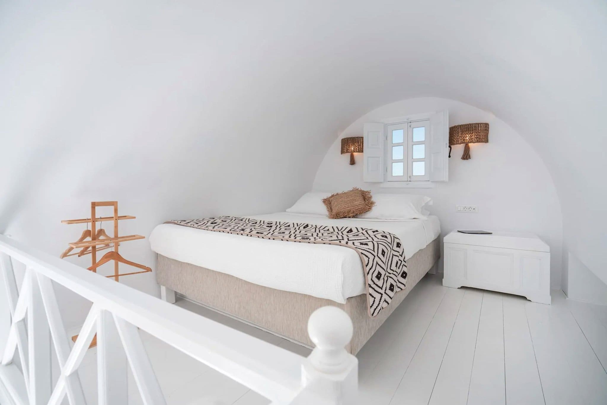 Villa Kallistē Oia: Luxury 3-Bedroom Villa with Private Pool and Hot Tub, Santorini