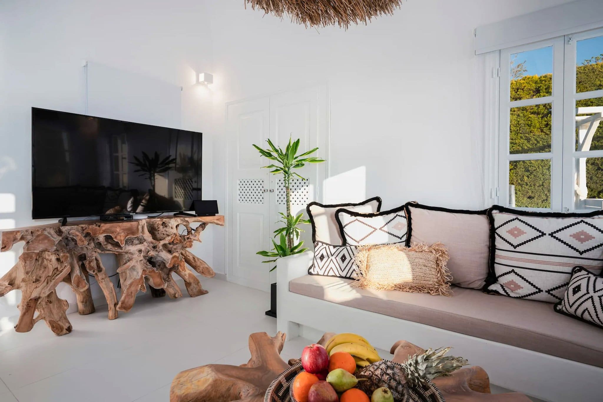 Villa Kallistē Oia: Luxury 3-Bedroom Villa with Private Pool and Hot Tub, Santorini