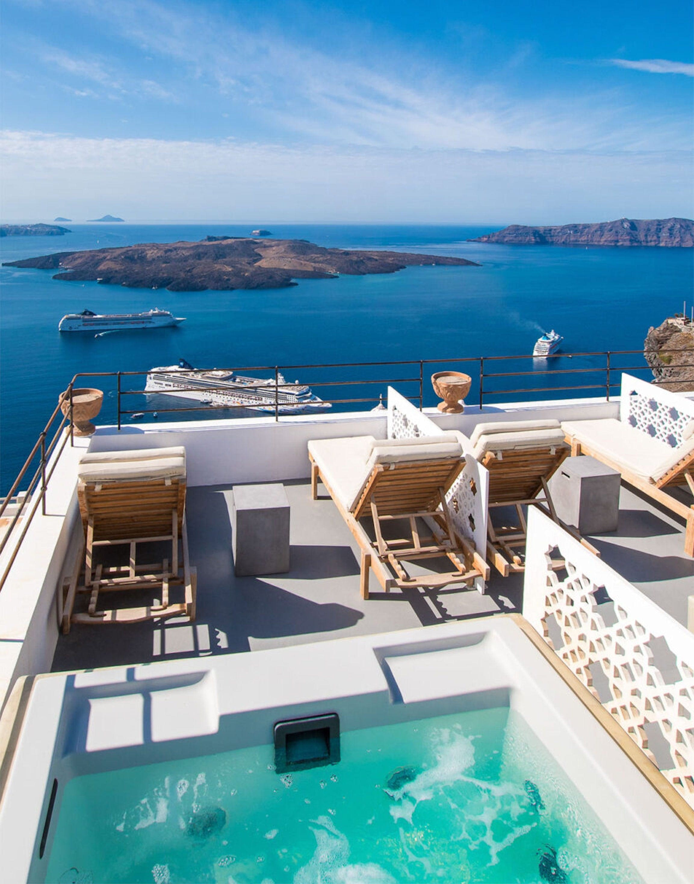 Villa Lefkos Vourvoulos Santorini: Charming 1-Bedroom Apartment with Private Hot Tub and Sea Views, Santorini