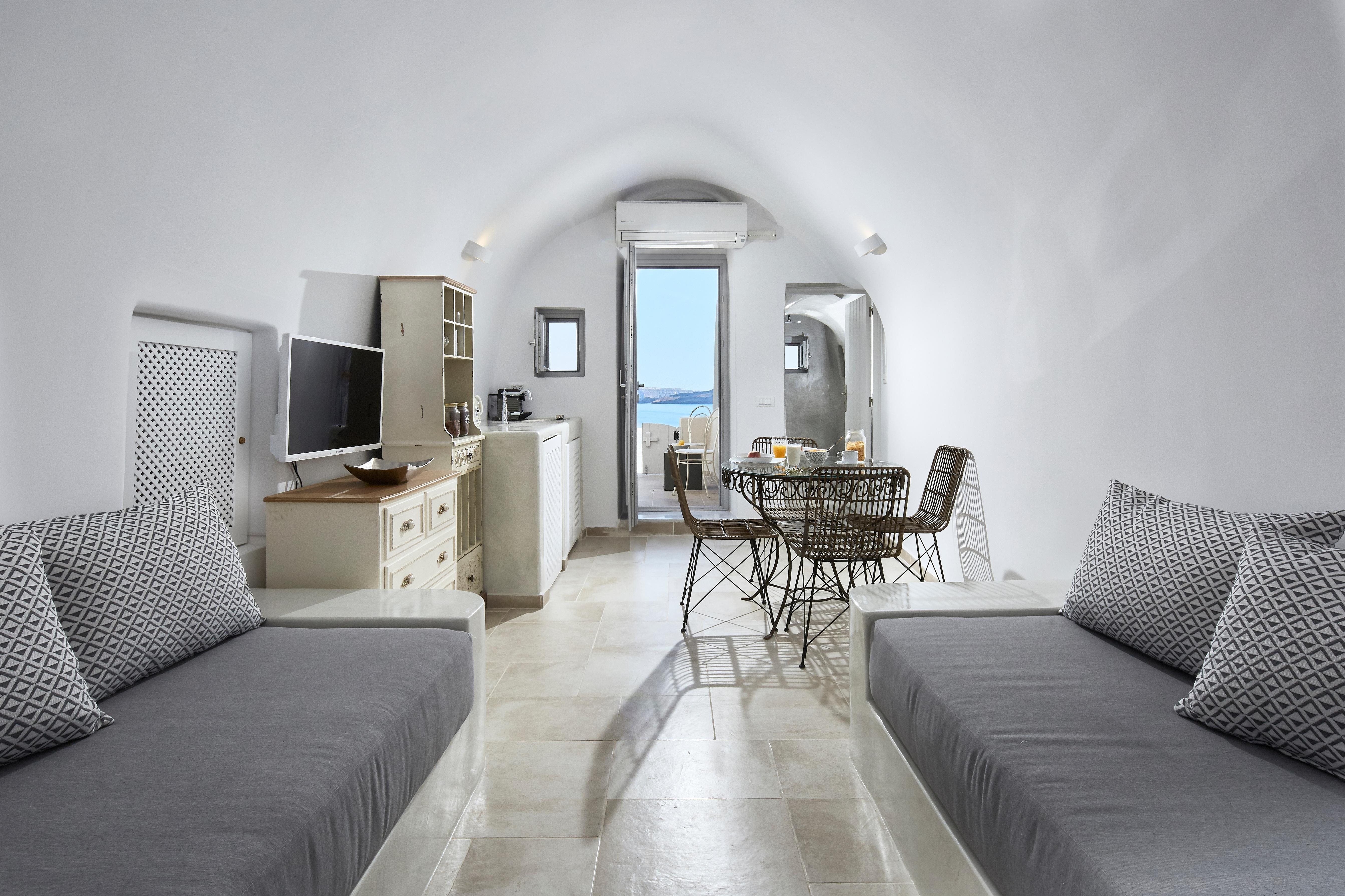 Villa Lefki Pirgos Santorini: Chic 1-Bedroom Apartment with Hot Tub and Sea Views, Santorini