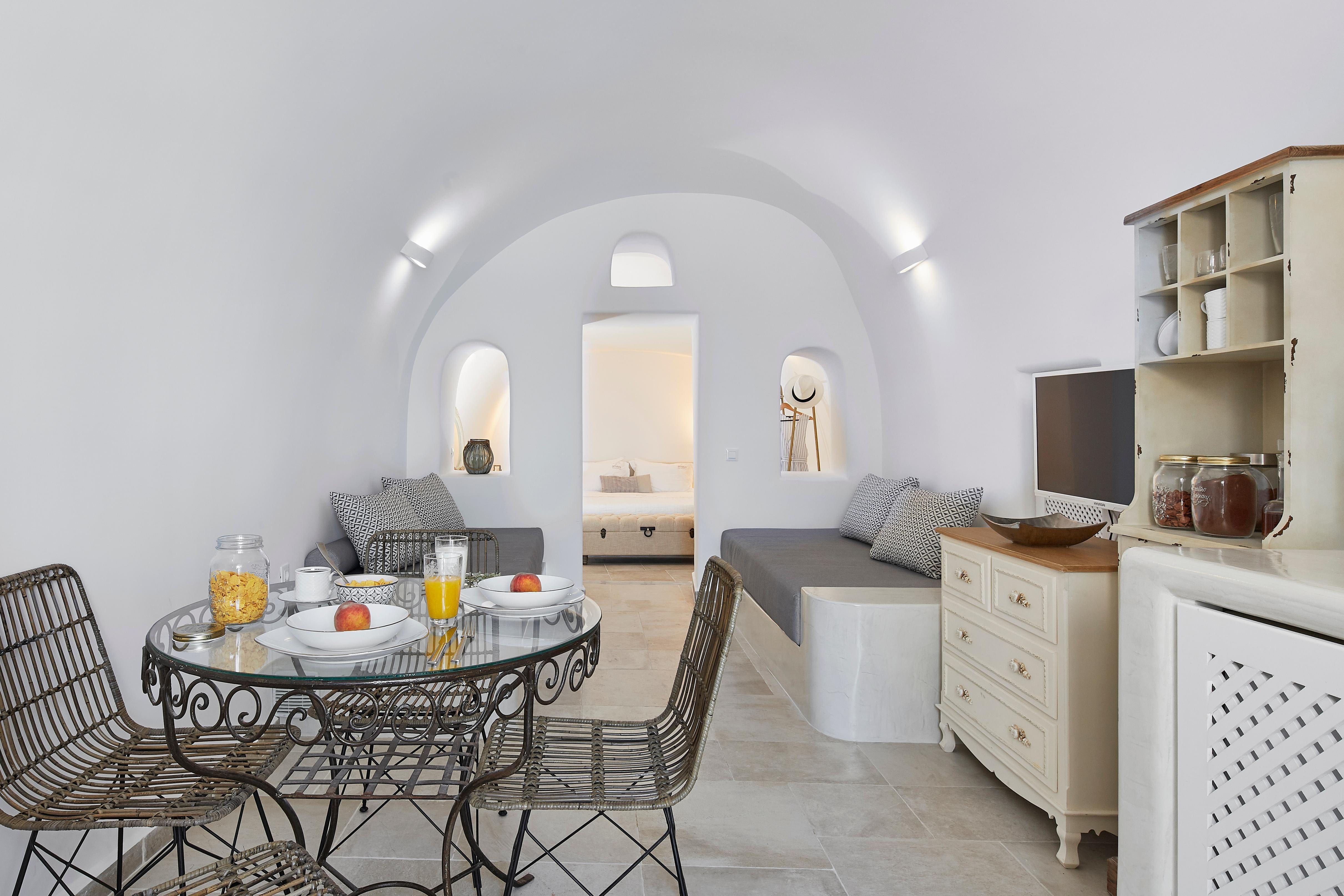 Villa Lefki Pirgos Santorini: Chic 1-Bedroom Apartment with Hot Tub and Sea Views, Santorini
