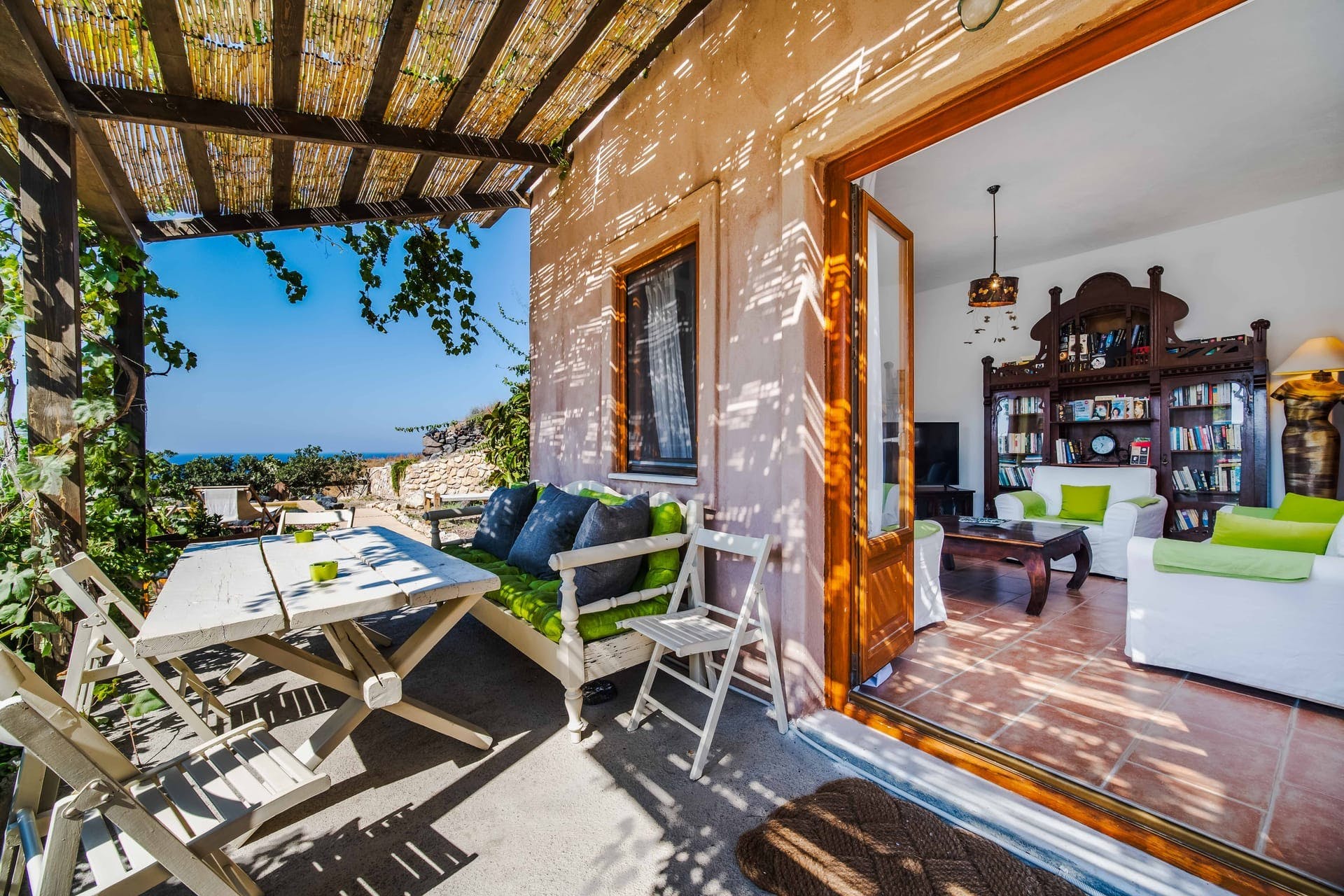 Villa Zephyros Finikia Santorini: Charming 3-Bedroom Apartment with Pool and Hot Tub, Santorini