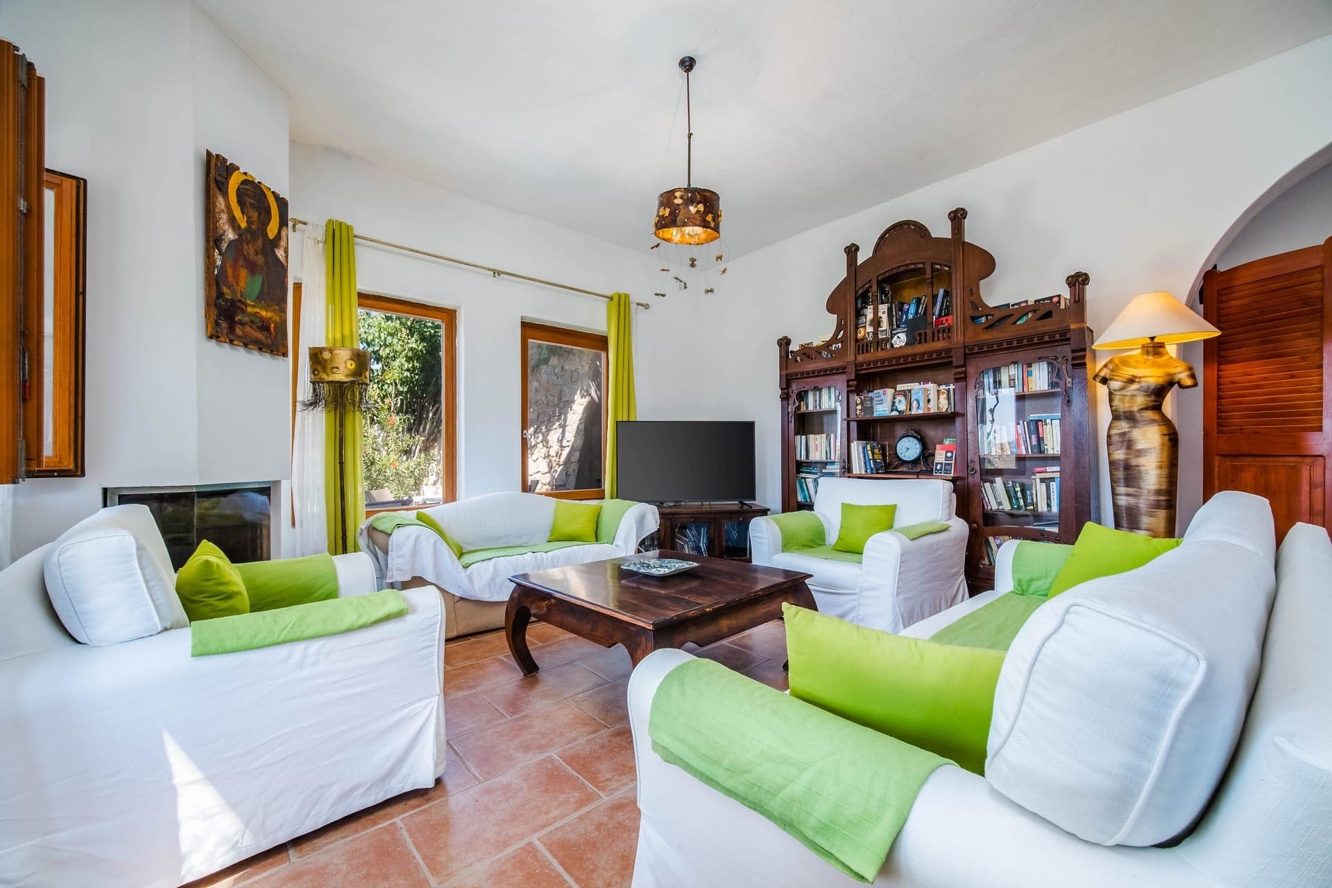 Villa Zephyros Finikia Santorini: Charming 3-Bedroom Apartment with Pool and Hot Tub, Santorini