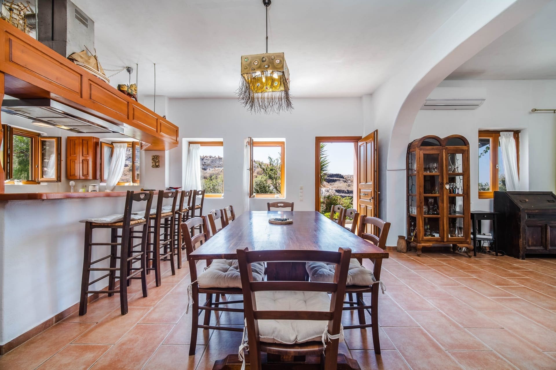 Villa Zephyros Finikia Santorini: Charming 3-Bedroom Apartment with Pool and Hot Tub, Santorini