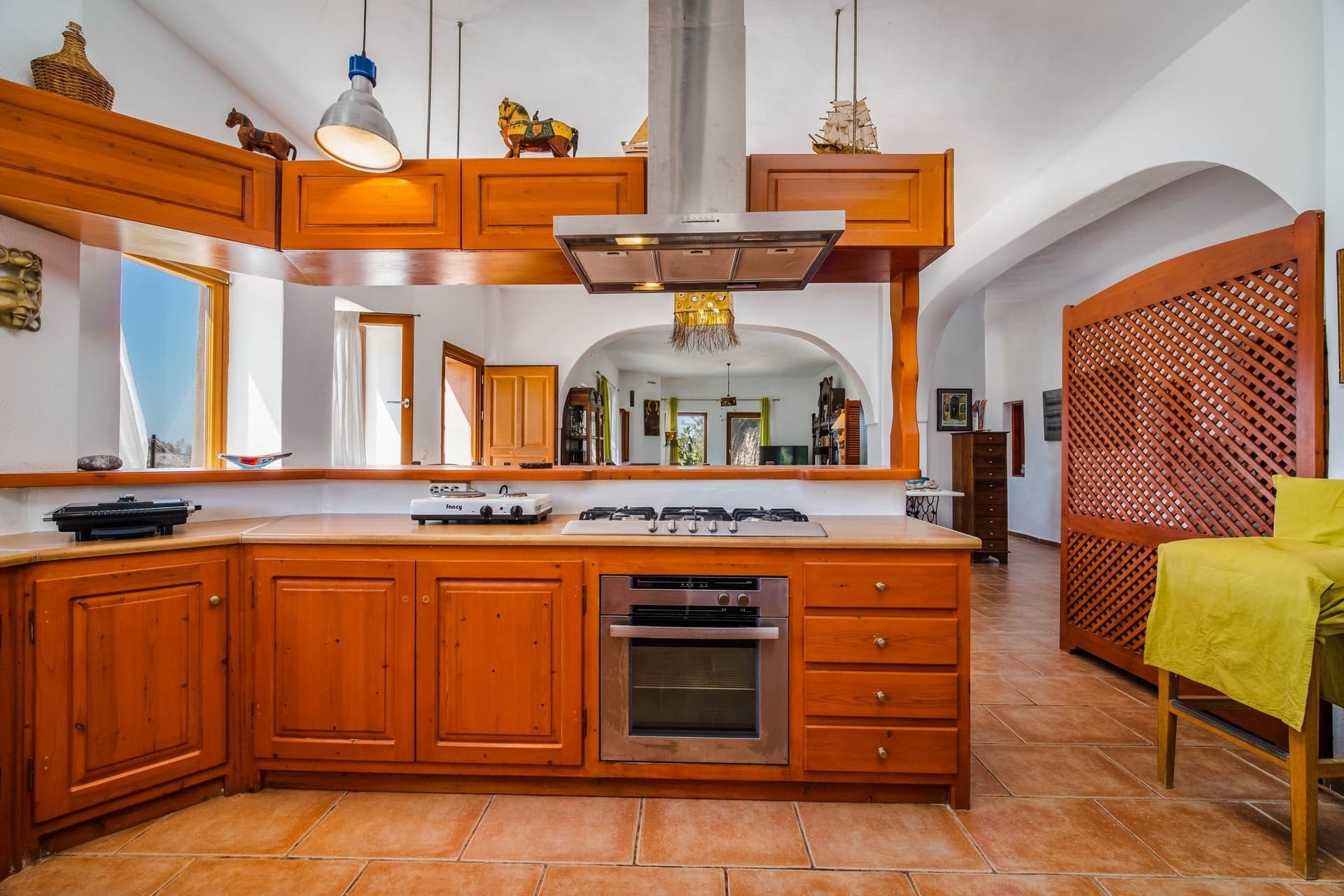 Villa Zephyros Finikia Santorini: Charming 3-Bedroom Apartment with Pool and Hot Tub, Santorini