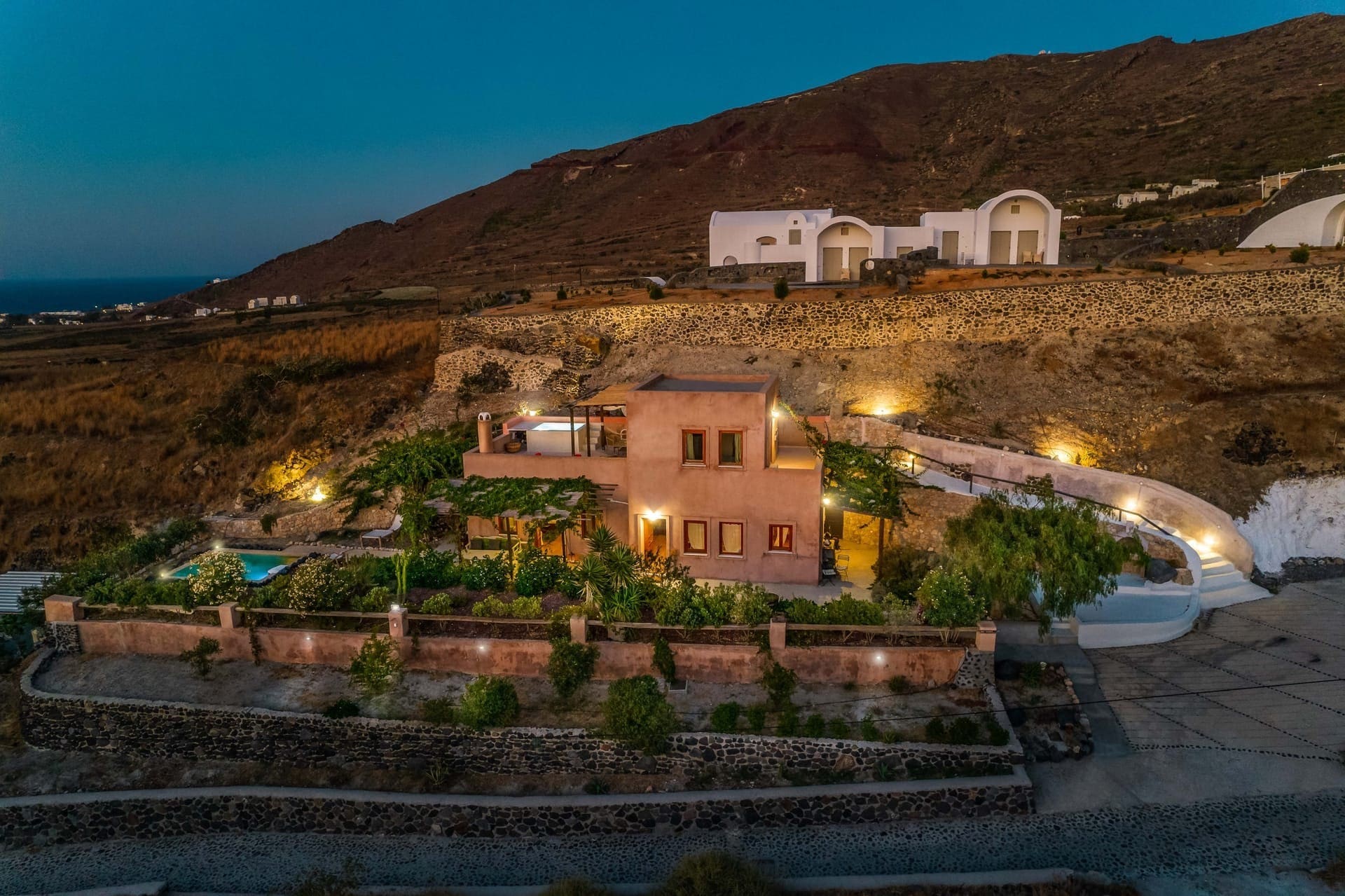 Villa Zephyros Finikia Santorini: Charming 3-Bedroom Apartment with Pool and Hot Tub, Santorini