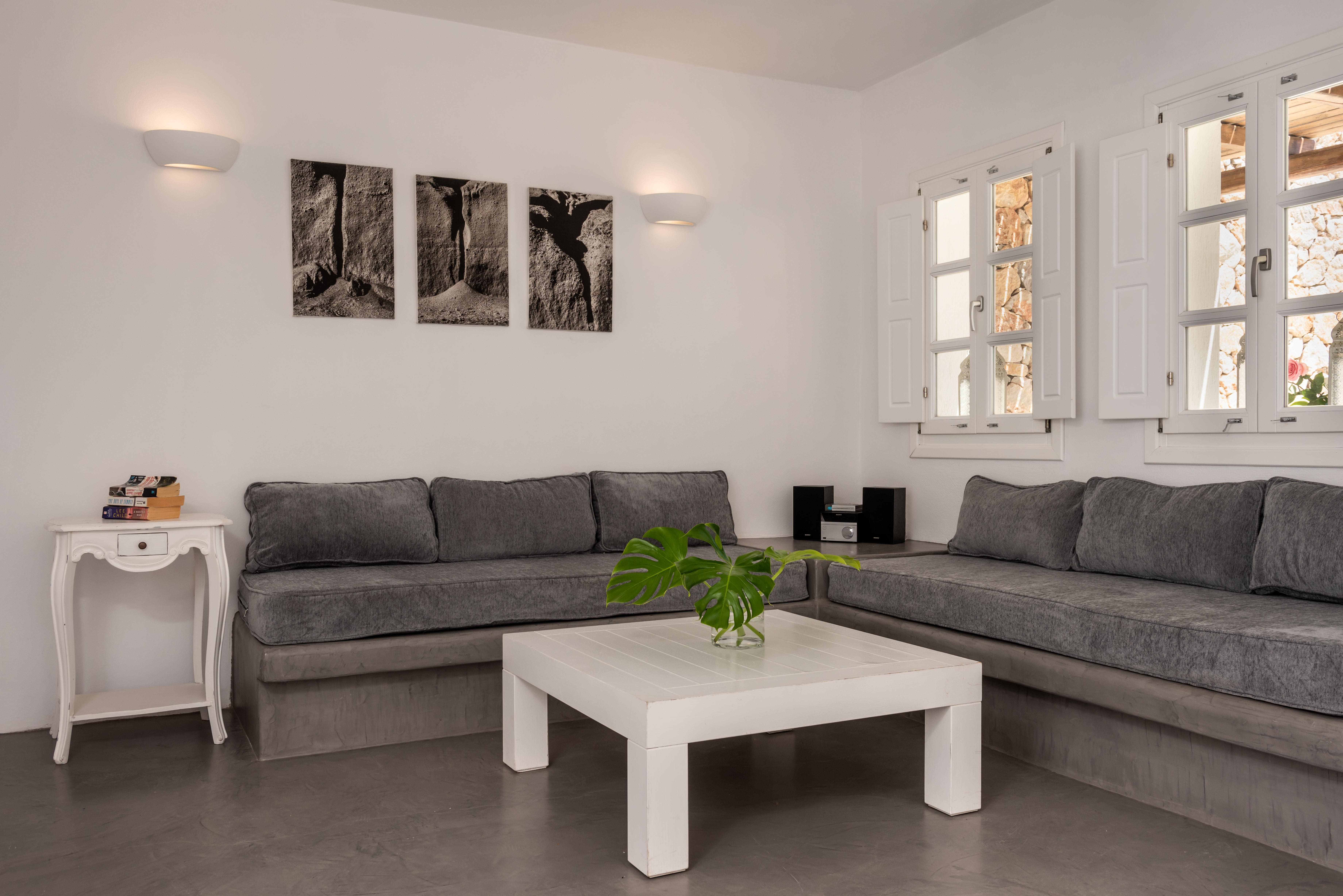Villa Lysias Emporio Santorini: Charming 1-Bedroom Apartment with Sea Views and Beach Access, Santorini