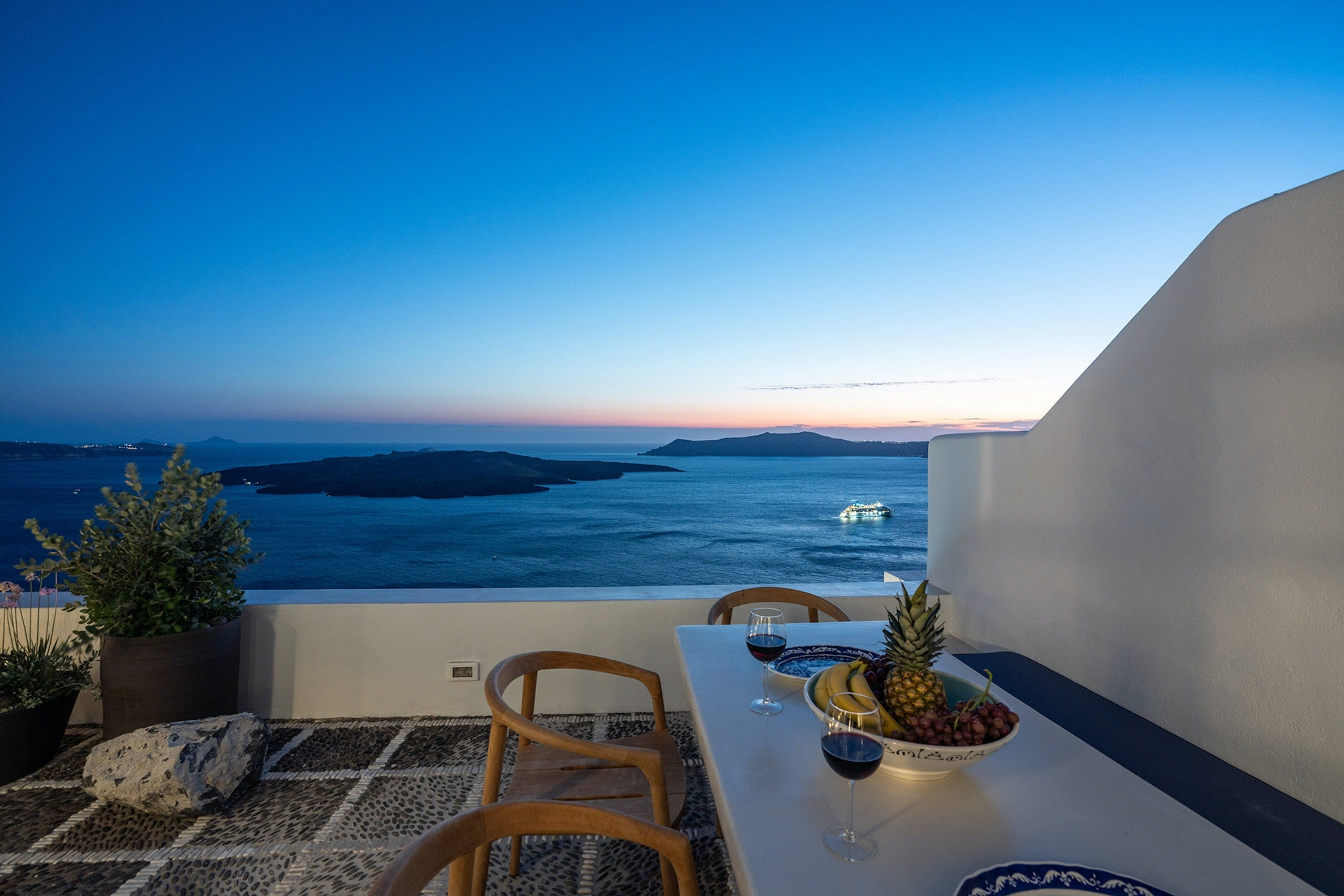 Villa Boreas Pyrgos Santorini: Luxury 1-Bedroom Apartment with Hot Tub and Seaview, Santorini
