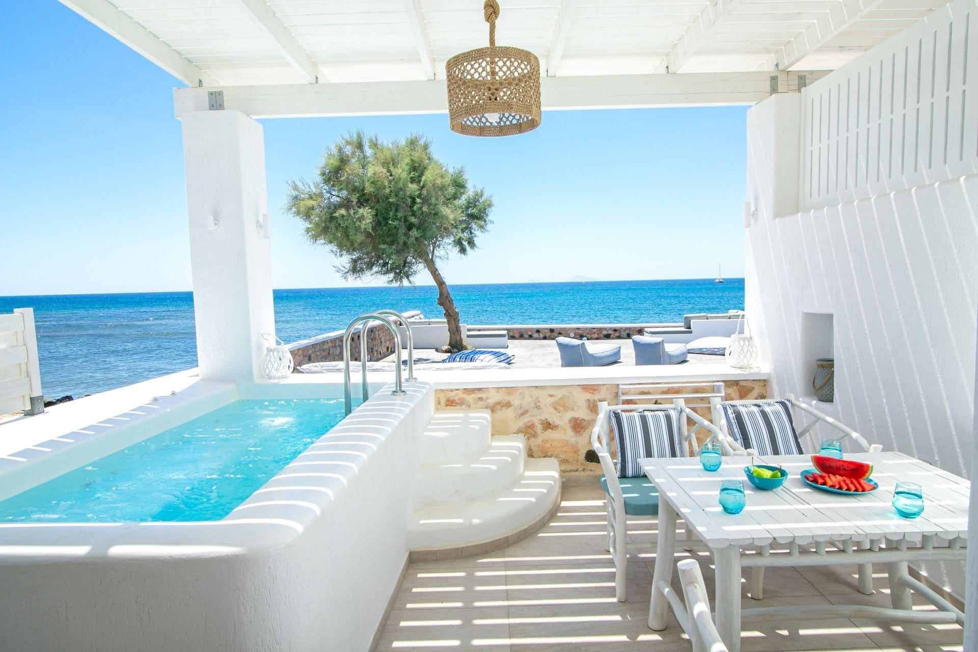 Villa Lefkos Emporio Santorini: Chic 2-Bedroom Apartment with Hot Tub and Sea View, Santorini