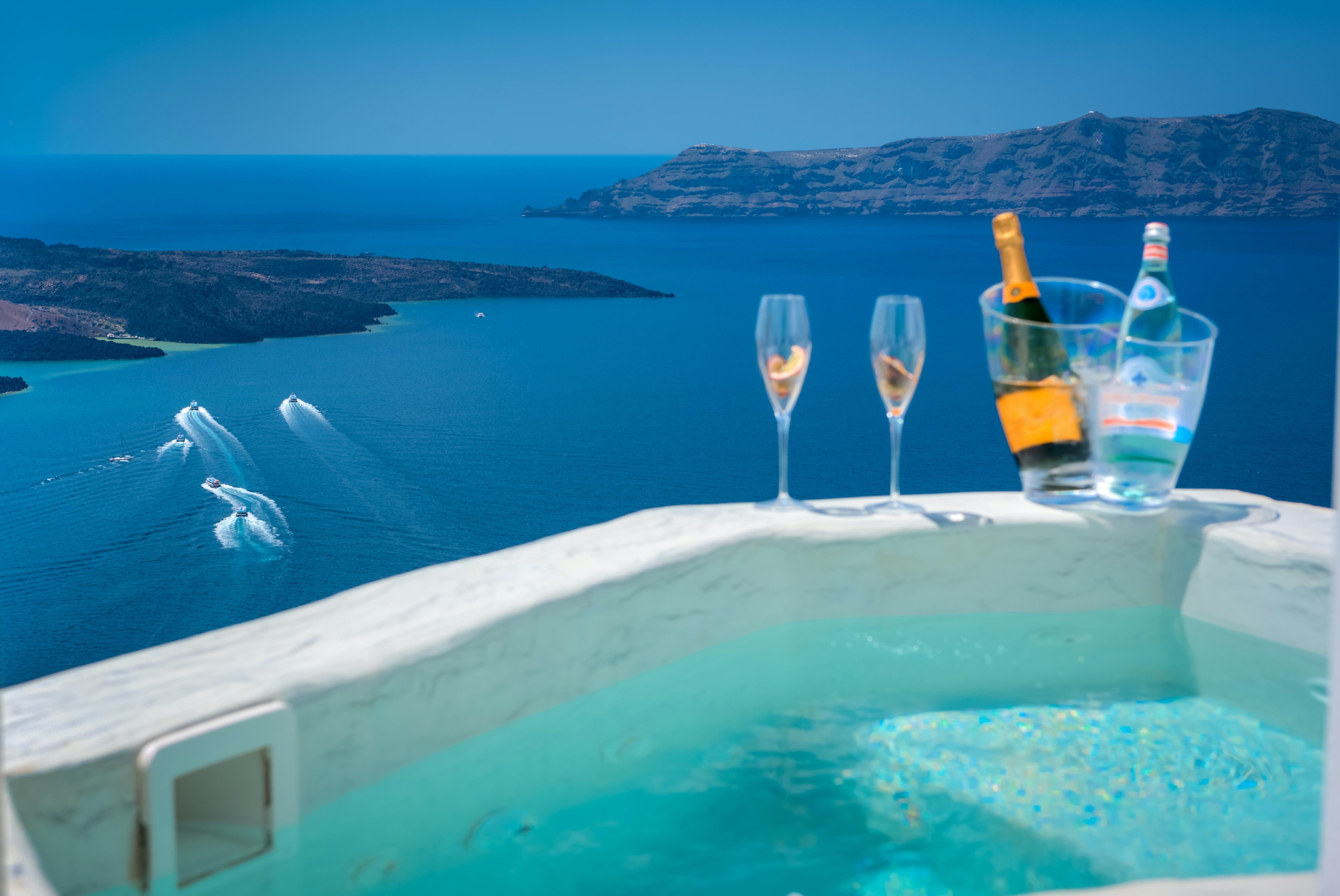 Villa Karterados Fira: Luxury 1-Bedroom Villa with Hot Tub and Sea Views, Santorini