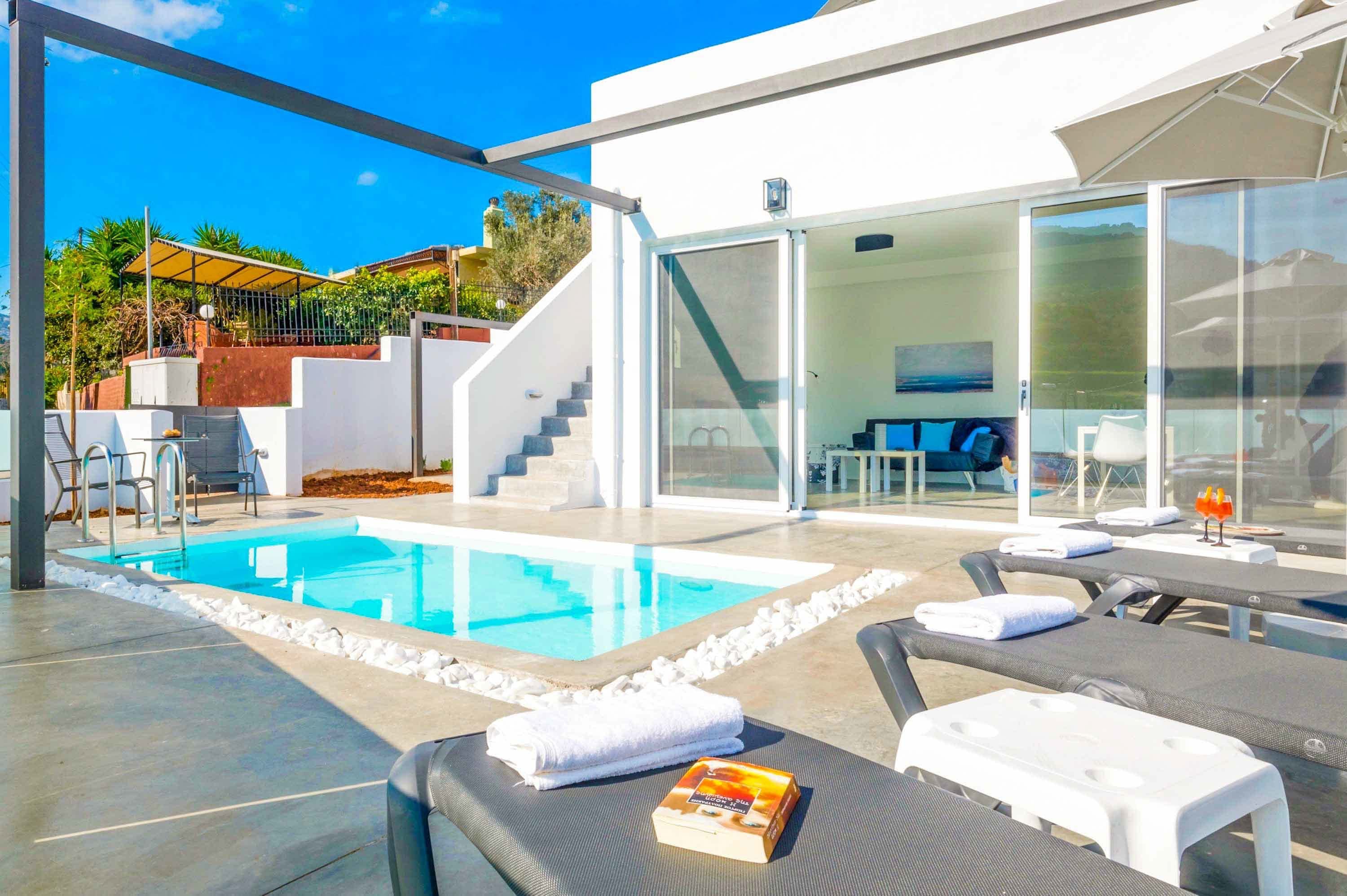 Villa Boreas Knossos Heraklion Town: Stylish 2-Bedroom Apartment with Pool and Sea Views, Heraklion