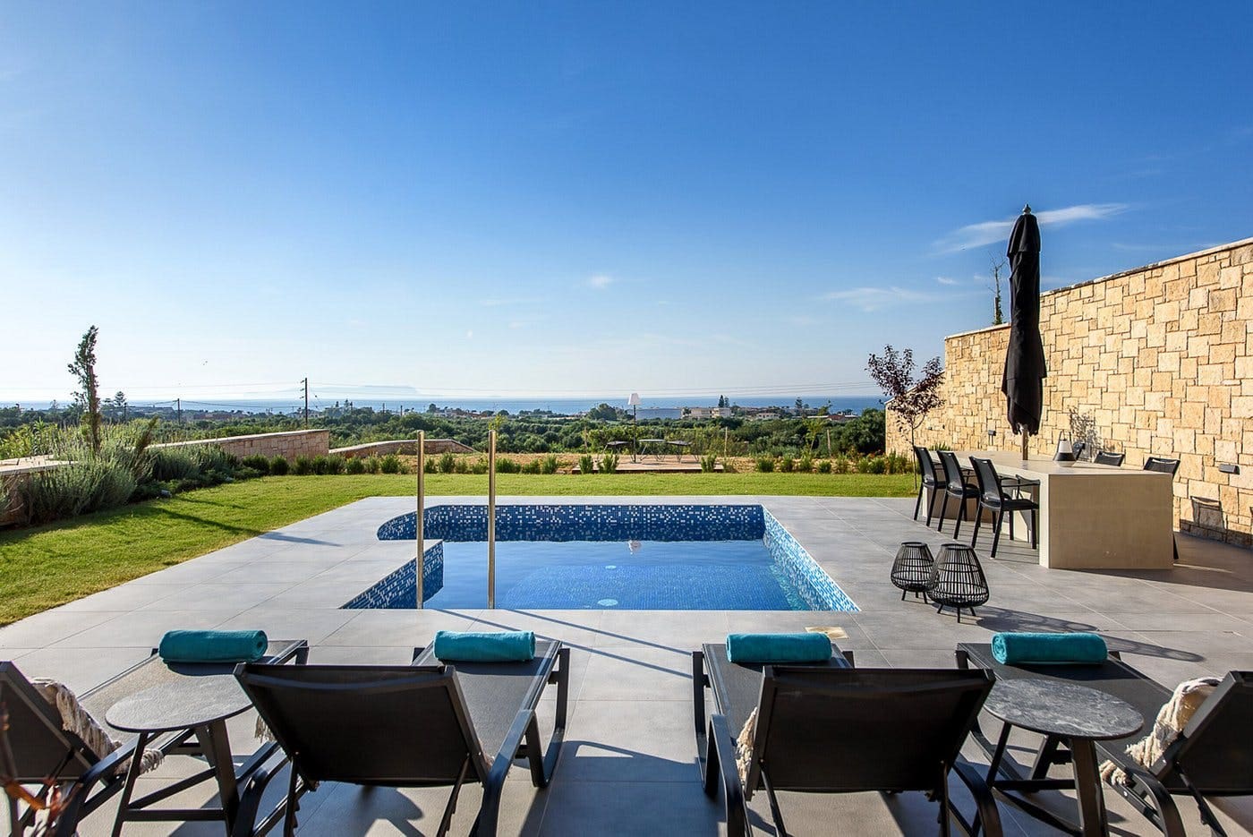 Villa Karteros Hersonissos: Luxury 3-Bedroom Apartment with Sea Views and Pool, Crete