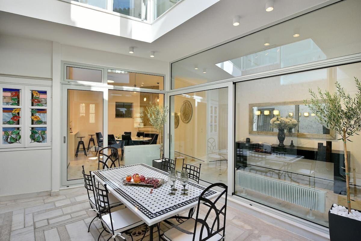 Villa Karyatis Athens: Spacious 3-Bedroom Family-Friendly Apartment, Athens