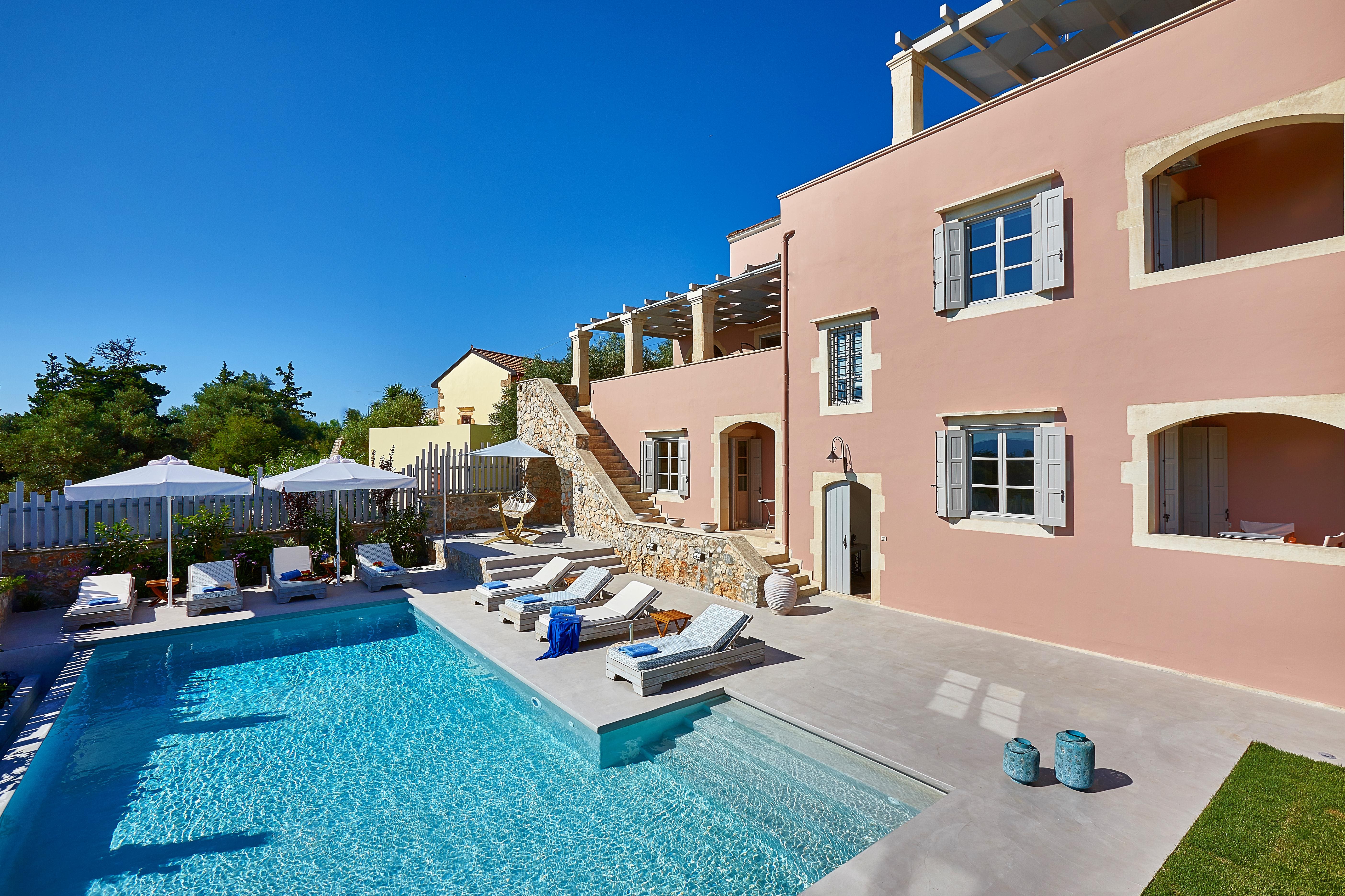 Villa Koryfi Kokkino Chorio: Luxury 4-Bedroom Apartment with Pool and Sea Views, Kokkino Chorio