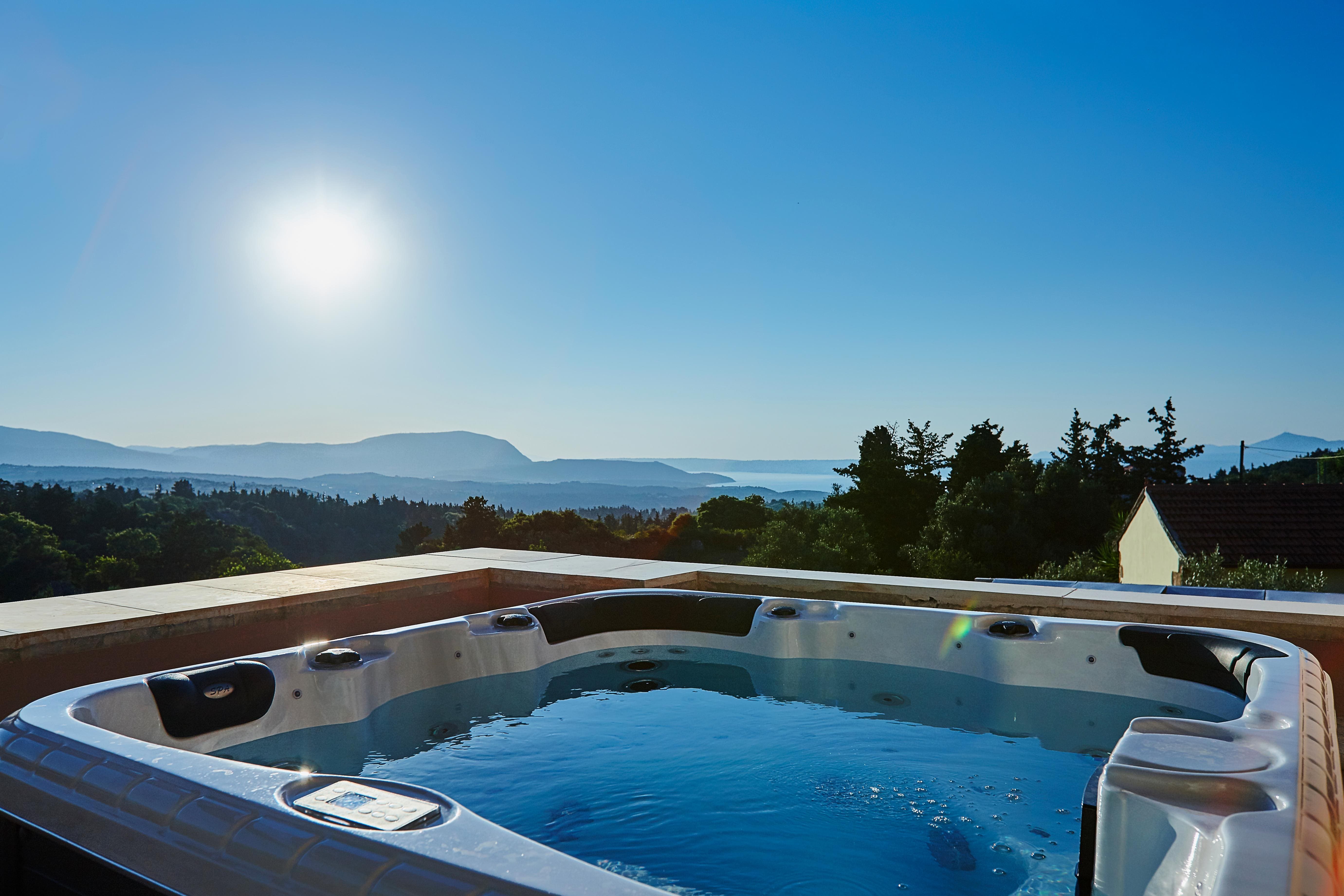 Villa Koryfi Kokkino Chorio: Luxury 4-Bedroom Apartment with Pool and Sea Views, Kokkino Chorio