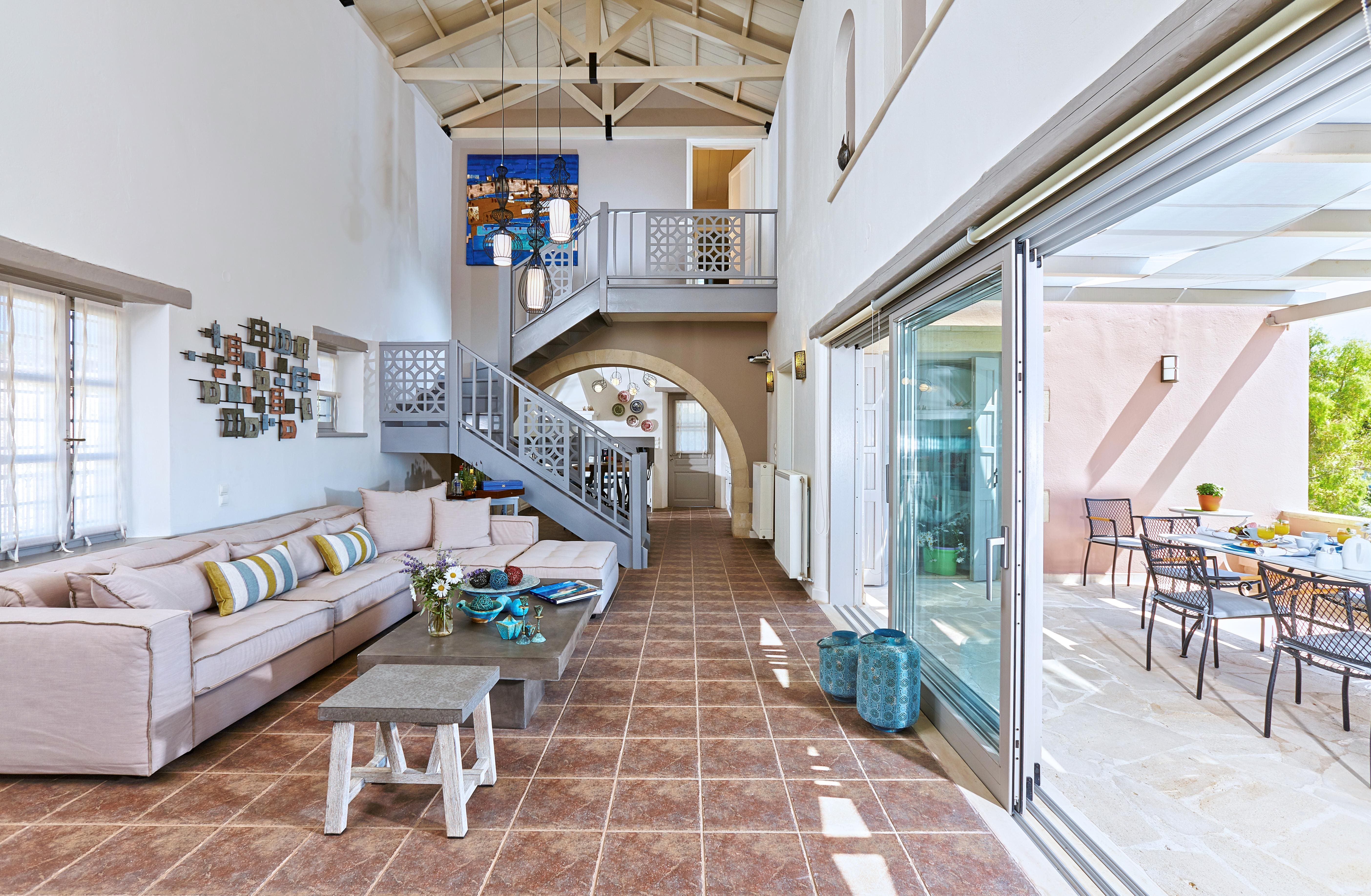 Villa Koryfi Kokkino Chorio: Luxury 4-Bedroom Apartment with Pool and Sea Views, Kokkino Chorio