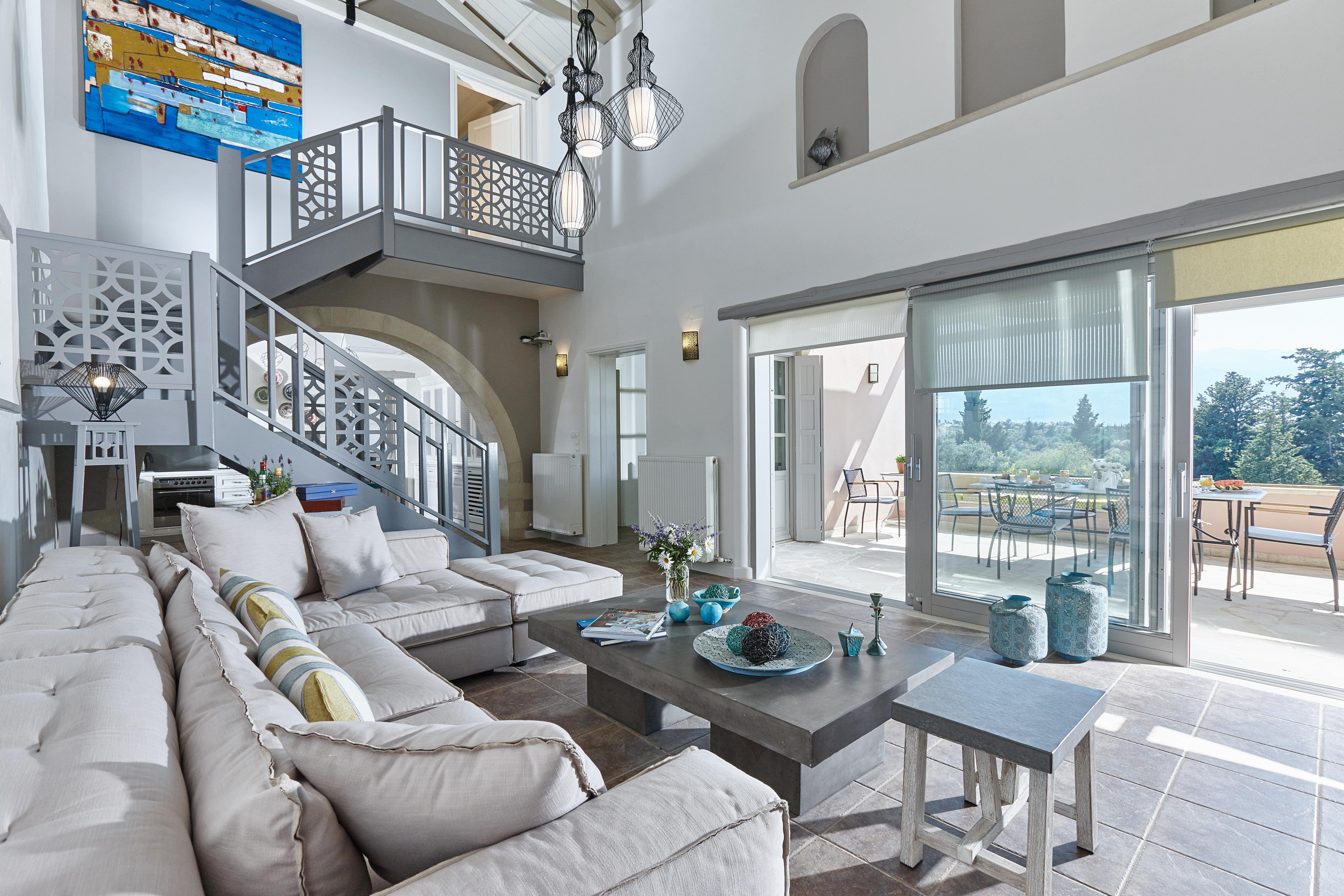 Villa Koryfi Kokkino Chorio: Luxury 4-Bedroom Apartment with Pool and Sea Views, Kokkino Chorio
