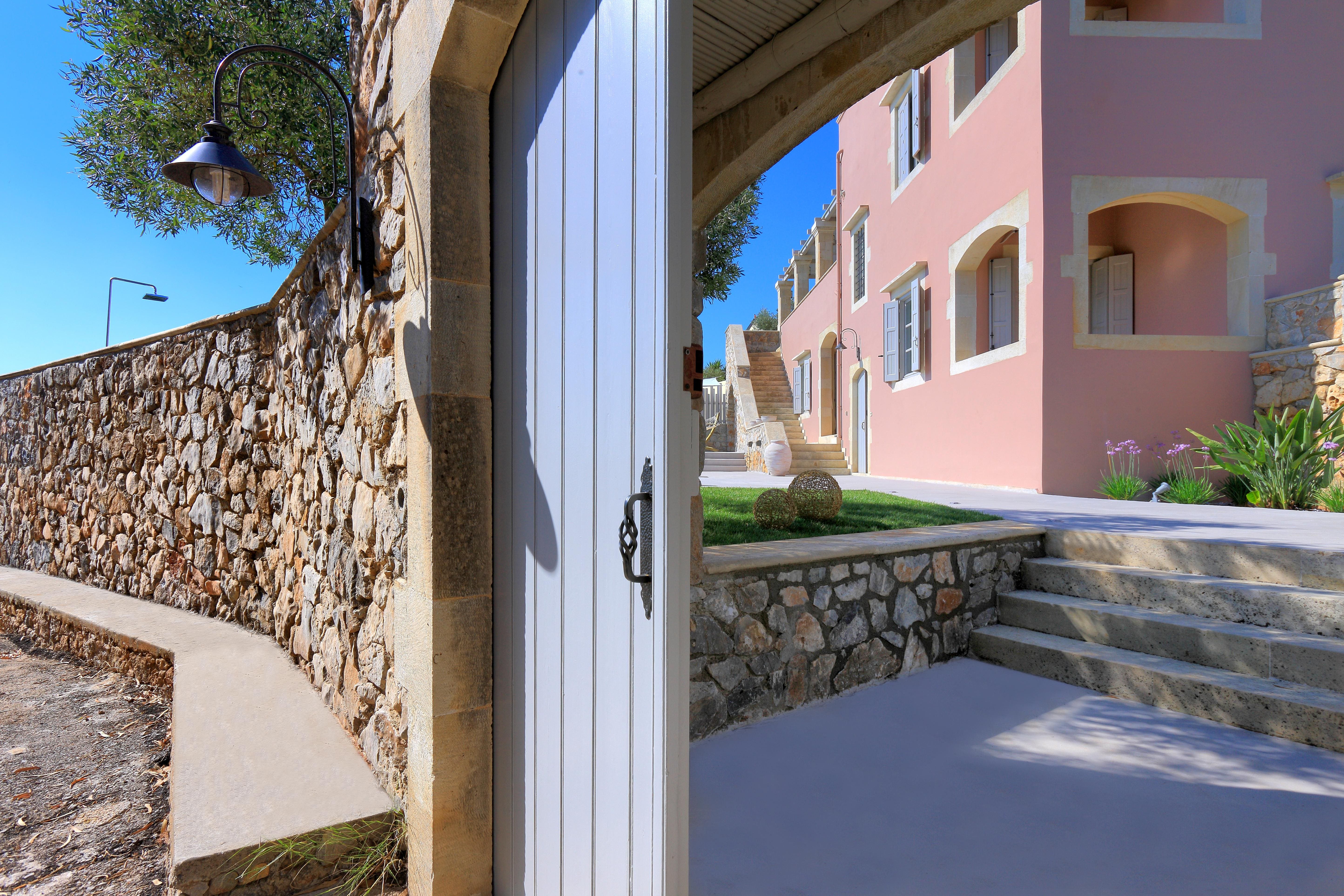 Villa Koryfi Kokkino Chorio: Luxury 4-Bedroom Apartment with Pool and Sea Views, Kokkino Chorio
