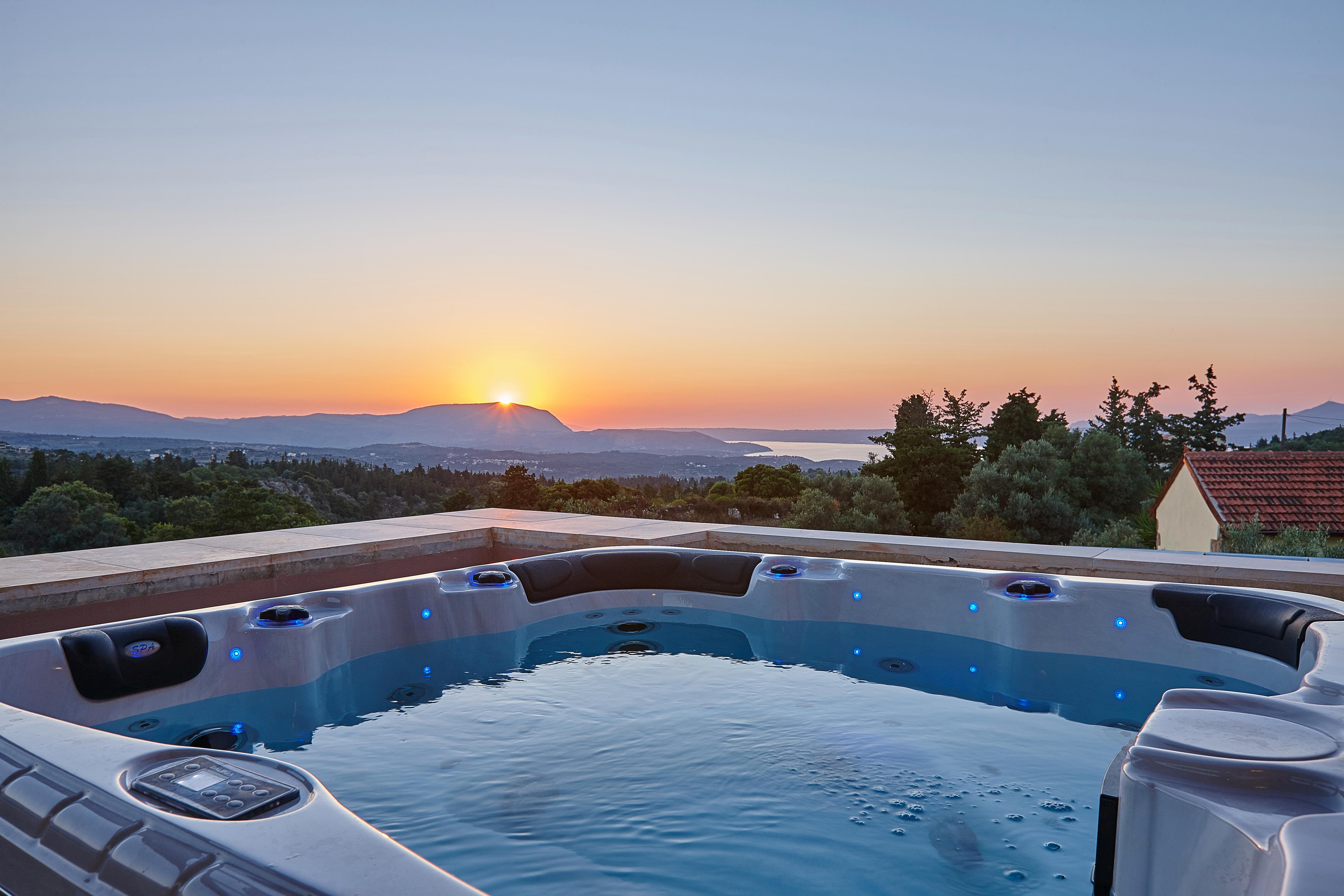Villa Koryfi Kokkino Chorio: Luxury 4-Bedroom Apartment with Pool and Sea Views, Kokkino Chorio