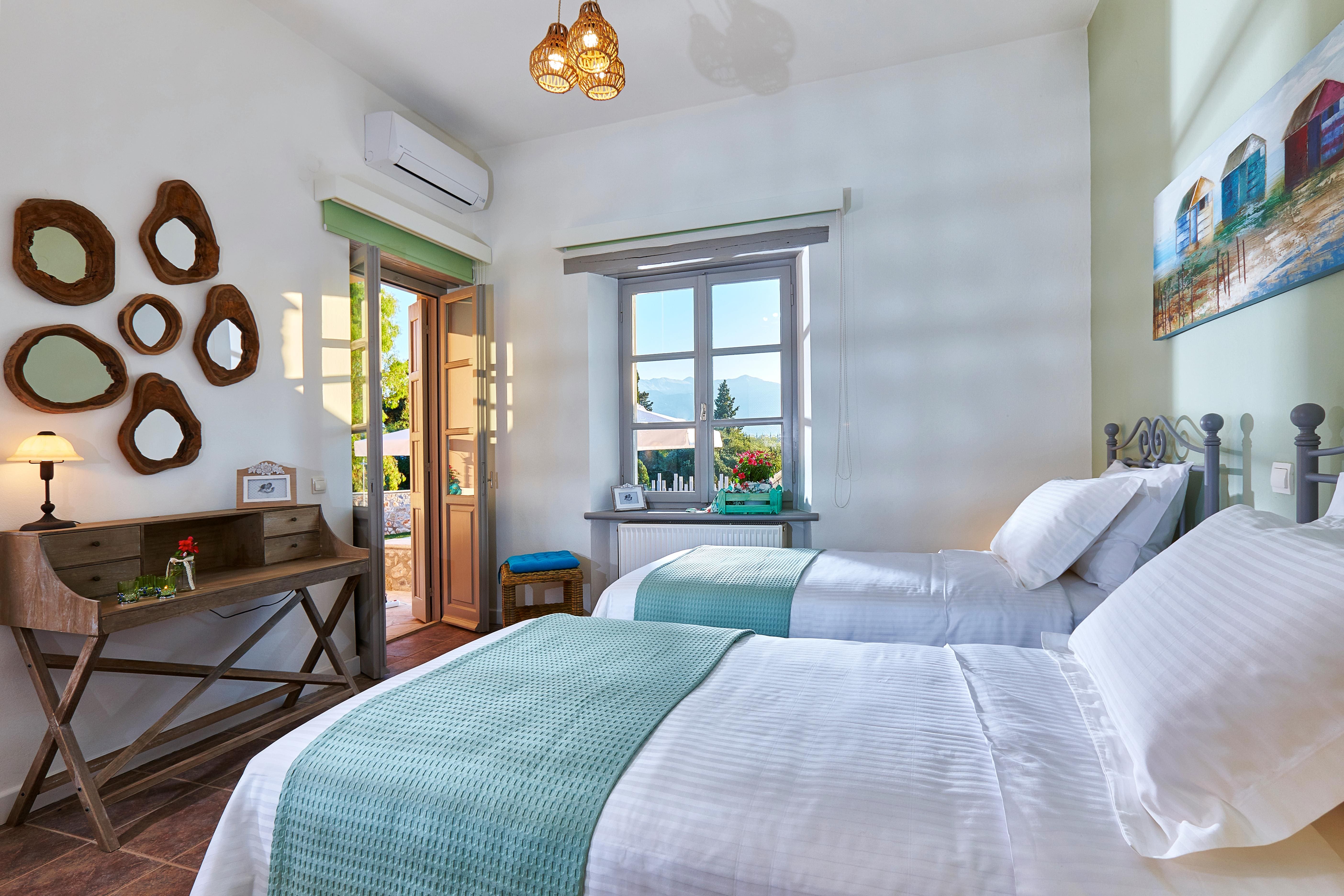 Villa Koryfi Kokkino Chorio: Luxury 4-Bedroom Apartment with Pool and Sea Views, Kokkino Chorio