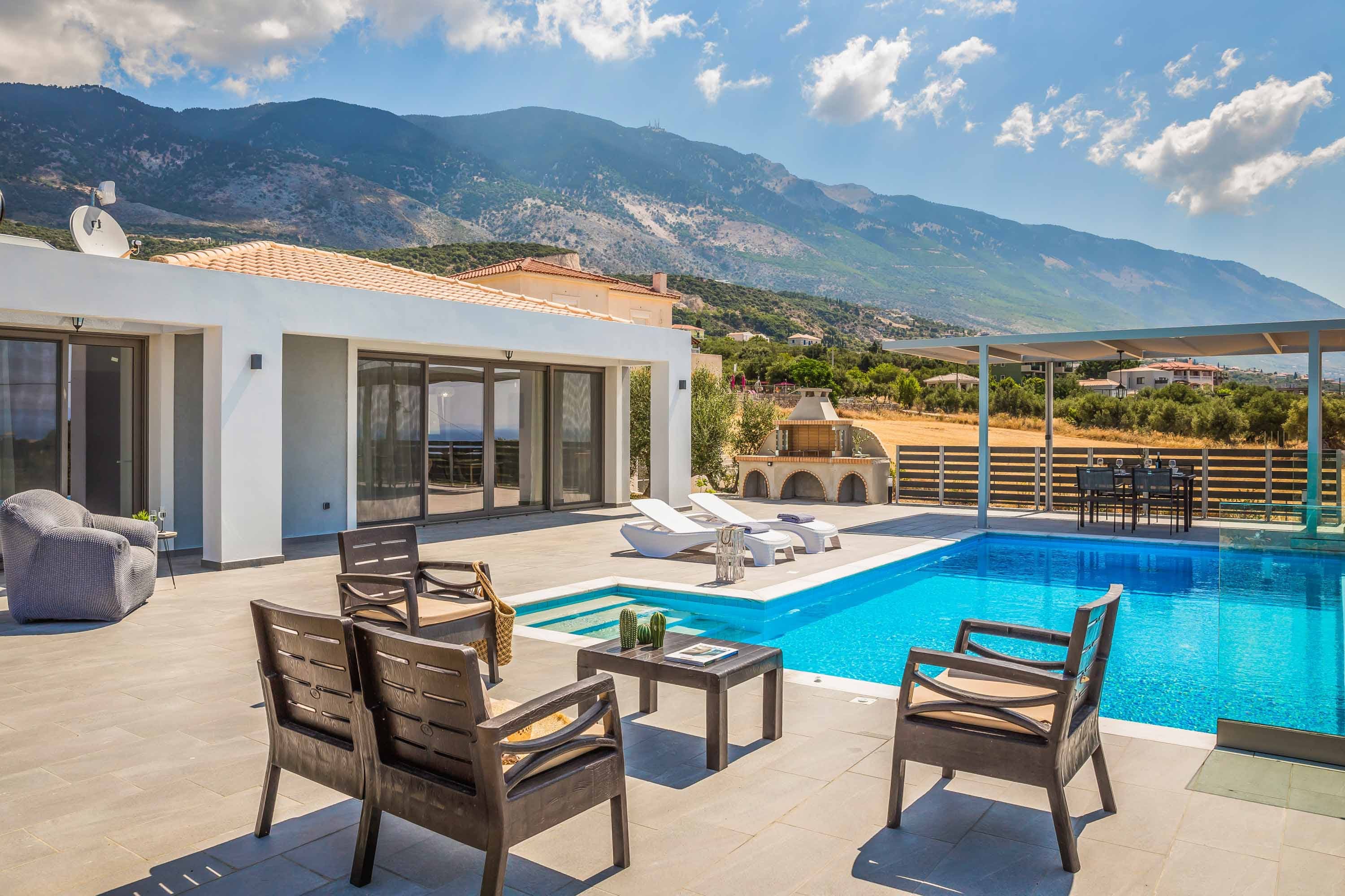 Villa Lysias Mourtia Livathos: Luxury 3-Bedroom Apartment with Private Pool and Sea Views, Livathos