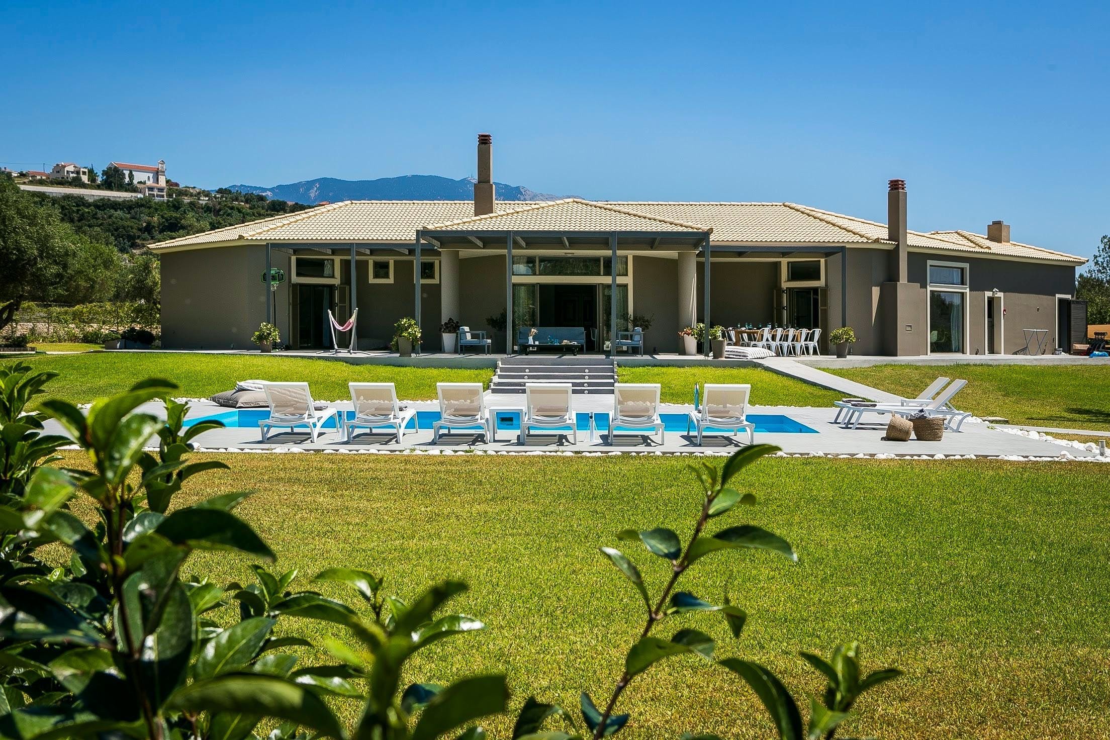 Villa Kounoupia Argostoli: Spacious 4-Bedroom Apartment with Infinity Pool and Sea Views, Argostoli