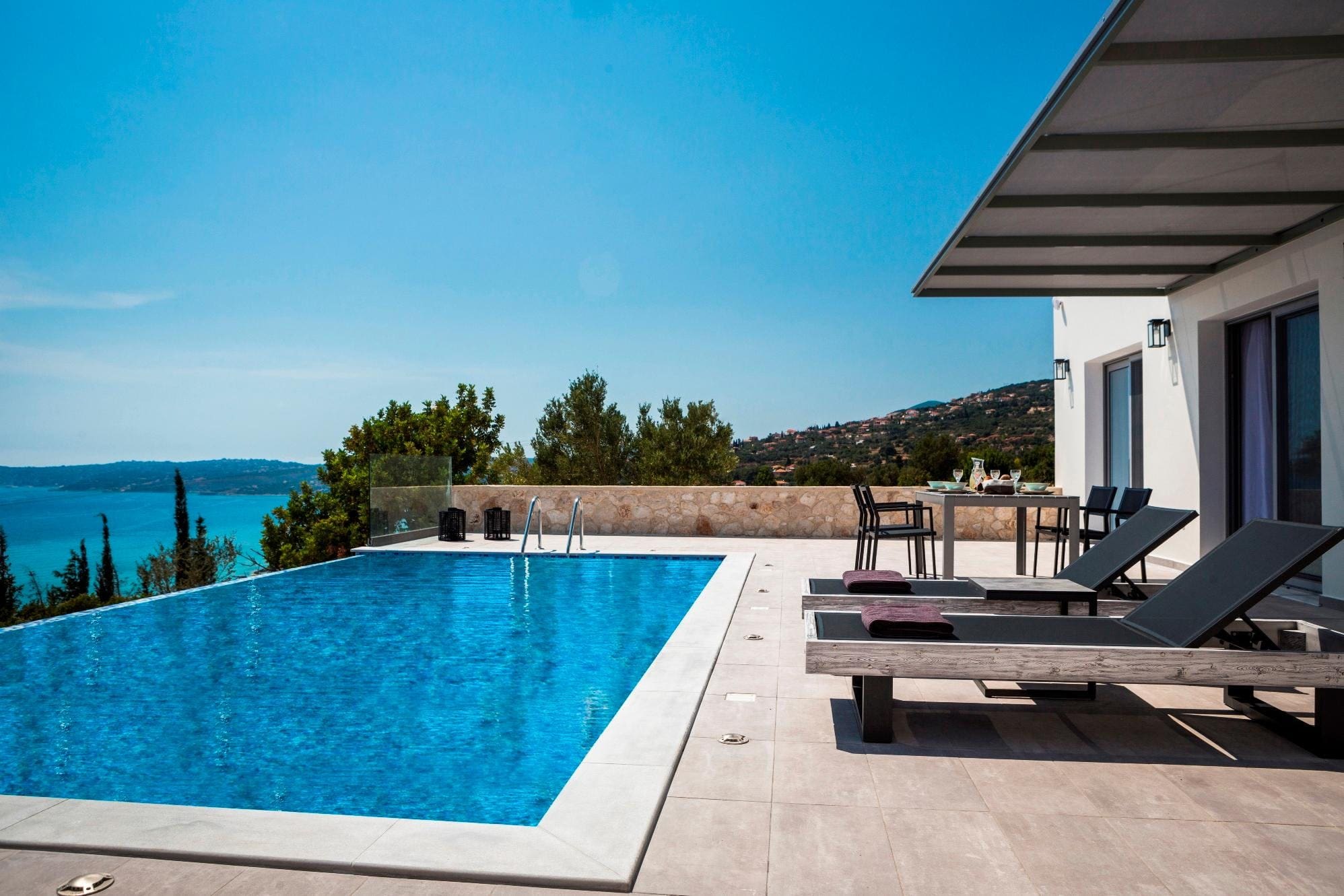 Villa Koutavos Livathos: Chic 2-Bedroom Apartment with Infinity Pool and Seaview, Livathos