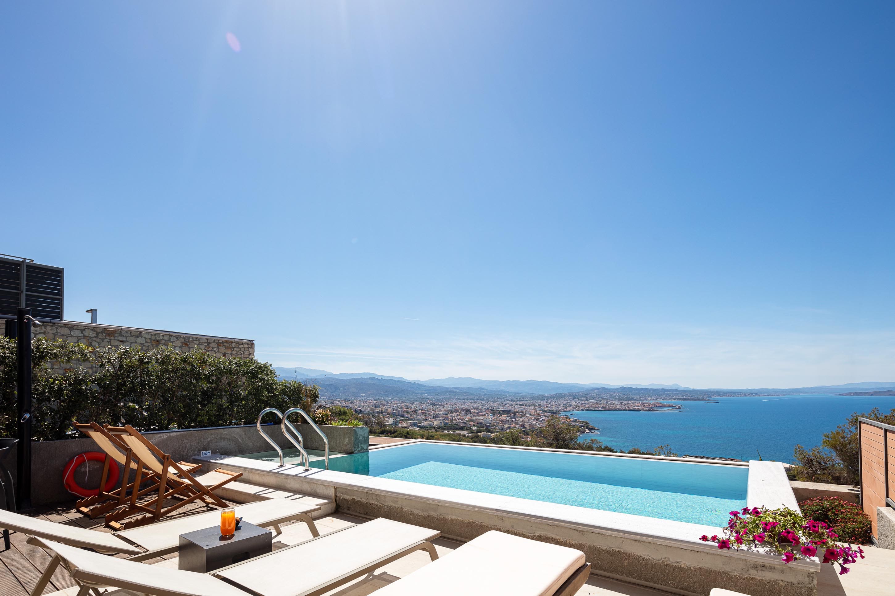 Villa Kydonia Chania: Stylish 3-Bedroom Apartment with Private Pool and Sea Views, Chania