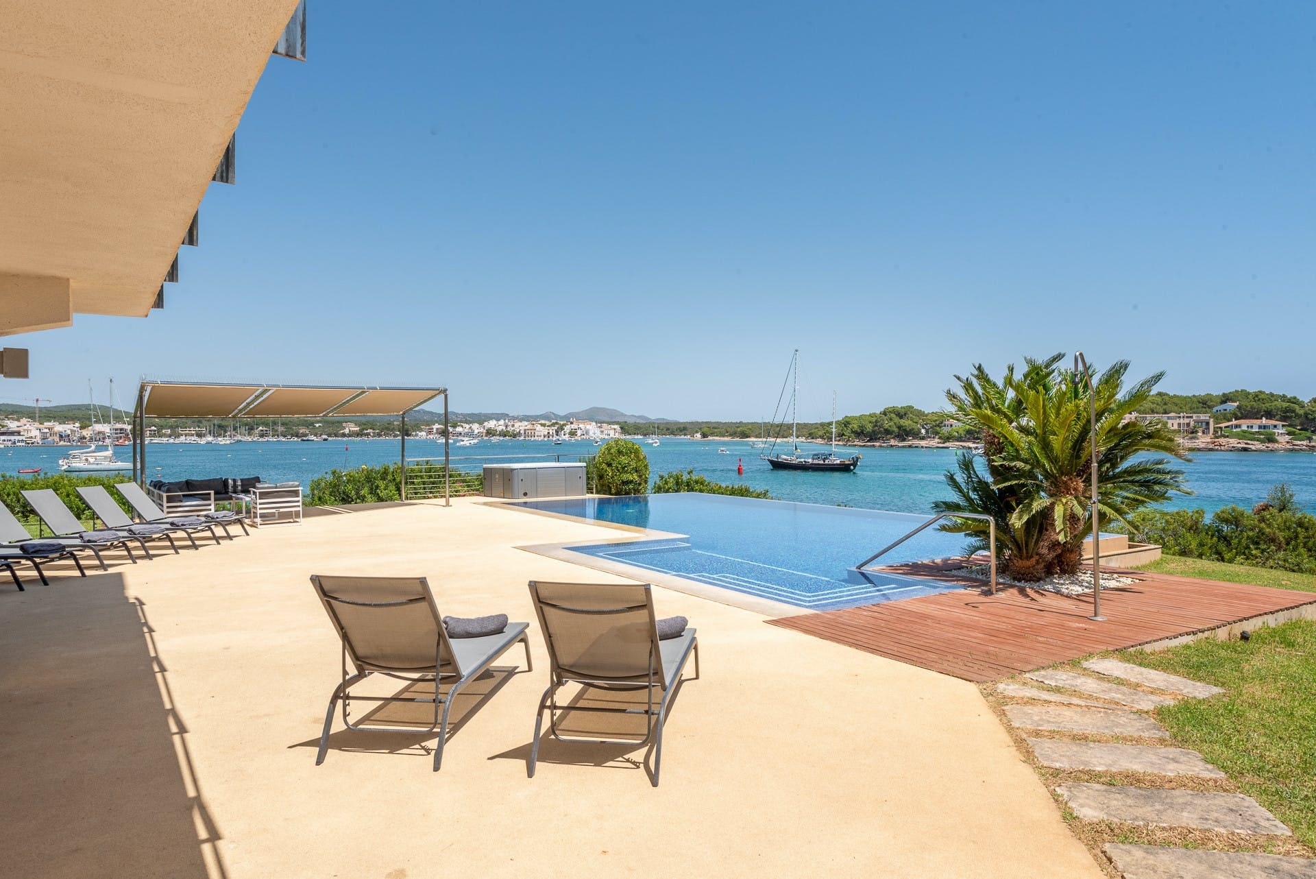 Villa Llamp Cala: Luxury 4-Bedroom Villa with Hot Tub and Seaview, Cala d’Or