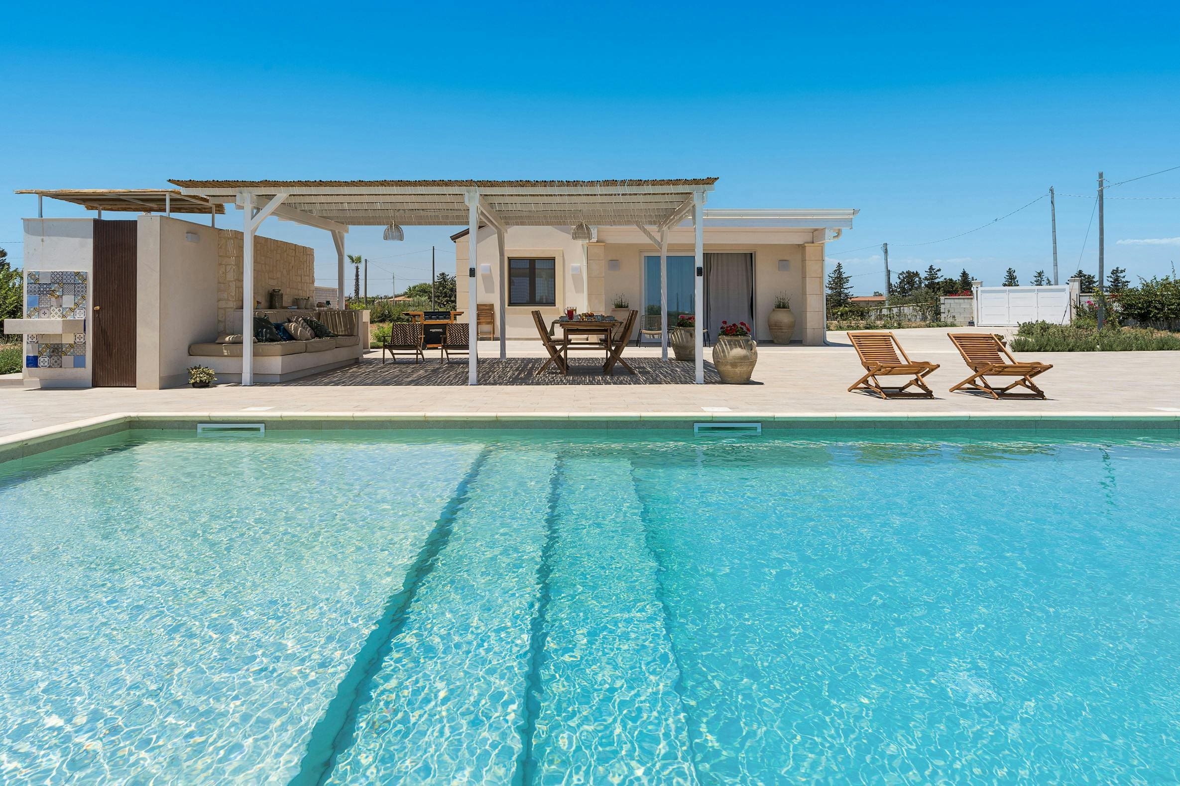 Villa Ambrato Cava Grande Val di Noto: Luxury 2-Bedroom Villa with Saltwater Pool and Sea Views, Val di Noto