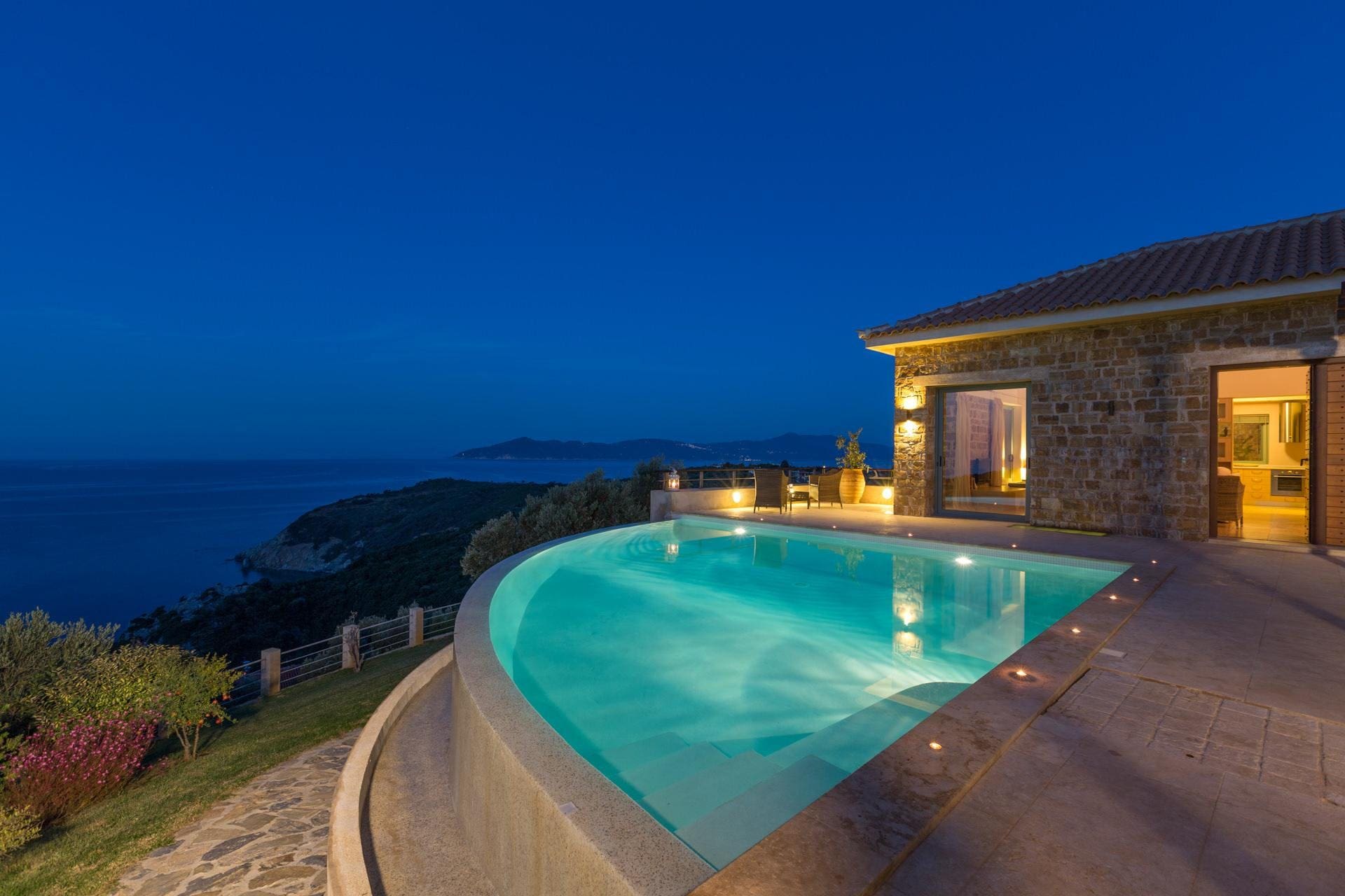 Villa Mavri Skiathos: Spacious 3-Bedroom Apartment with Infinity Pool and Sea Views, Skiathos