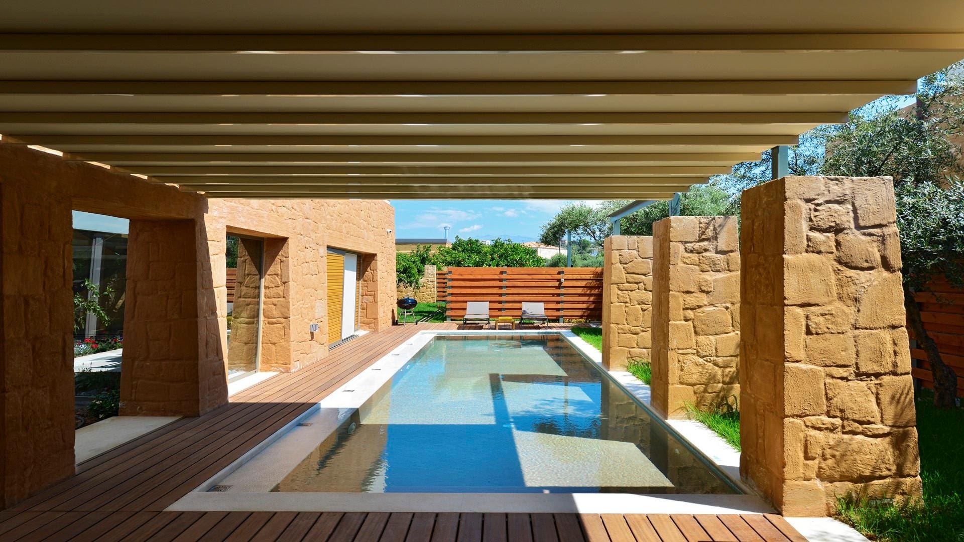 Villa Zephyros Kavaki Agia Marina: Luxury 3-Bedroom Apartment with Hot Tub and Pool, Agia Marina