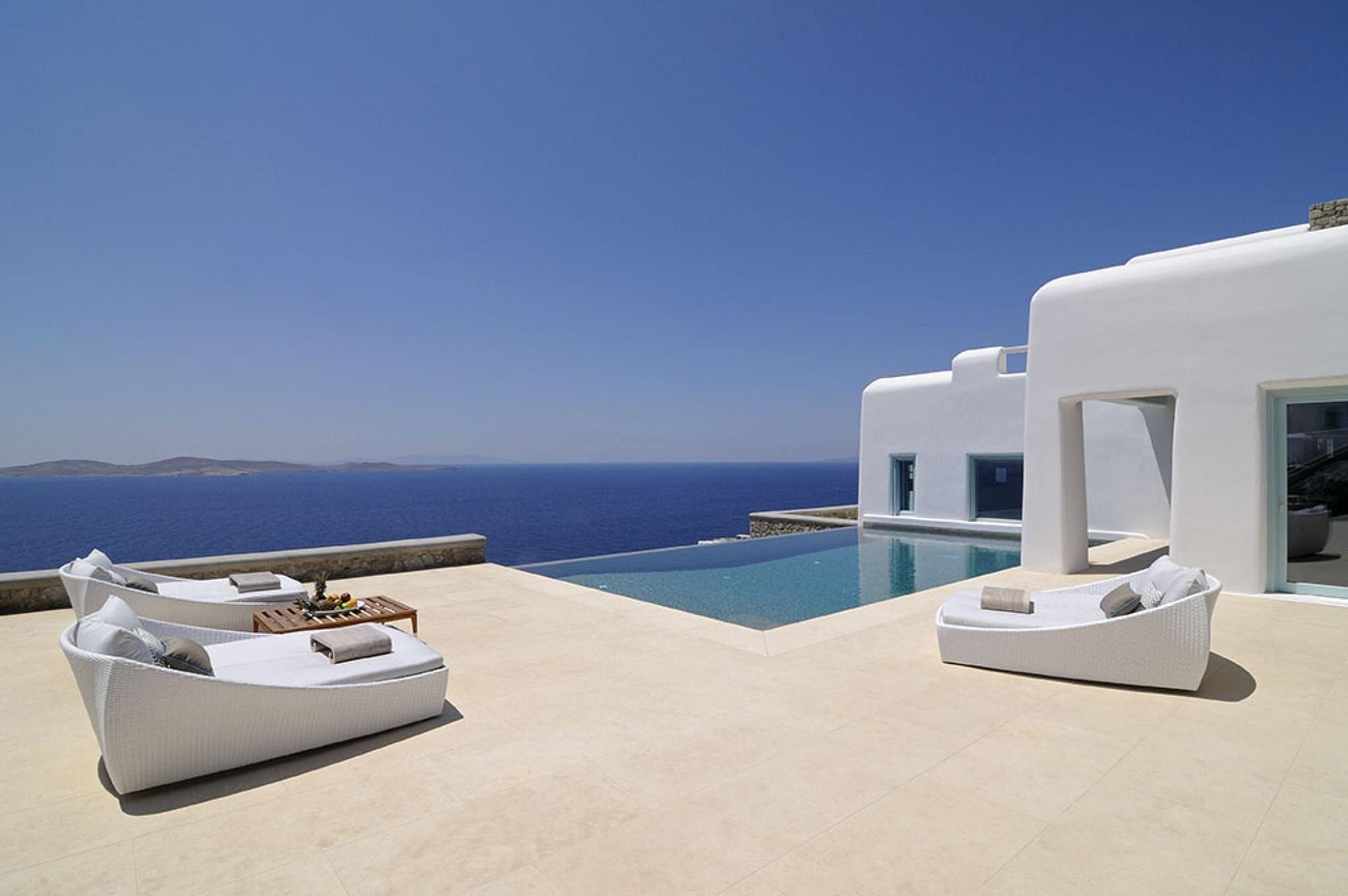 Villa Chrysos Kouloura Agios Ioannis: Elegant 9-Bedroom Apartment with Infinity Pool, Agios Ioannis