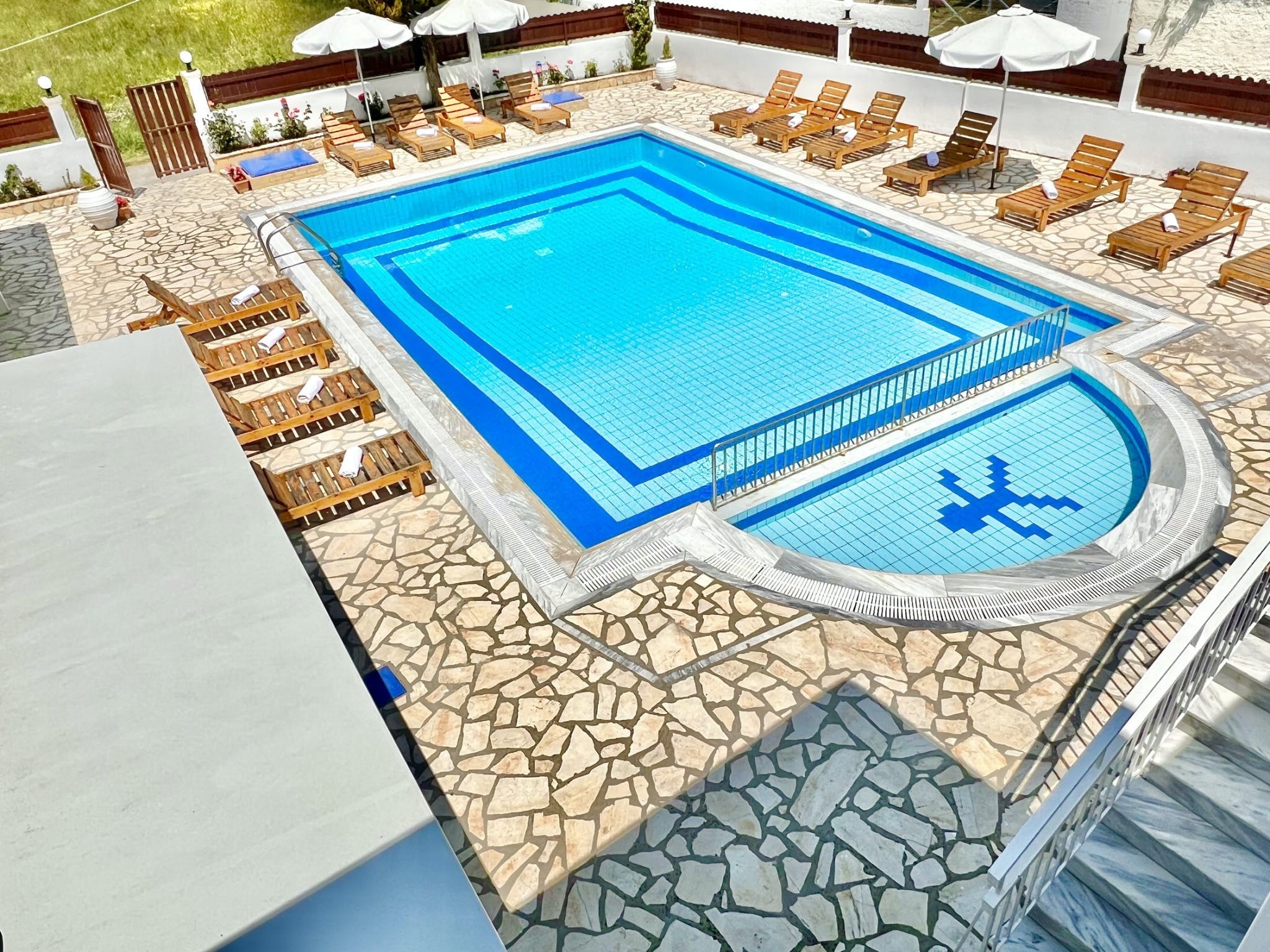 Villa Meltemi Agios Agios Stefanos: Spacious 10-Bedroom Apartment with Pool and Seaview, Agios Stefanos