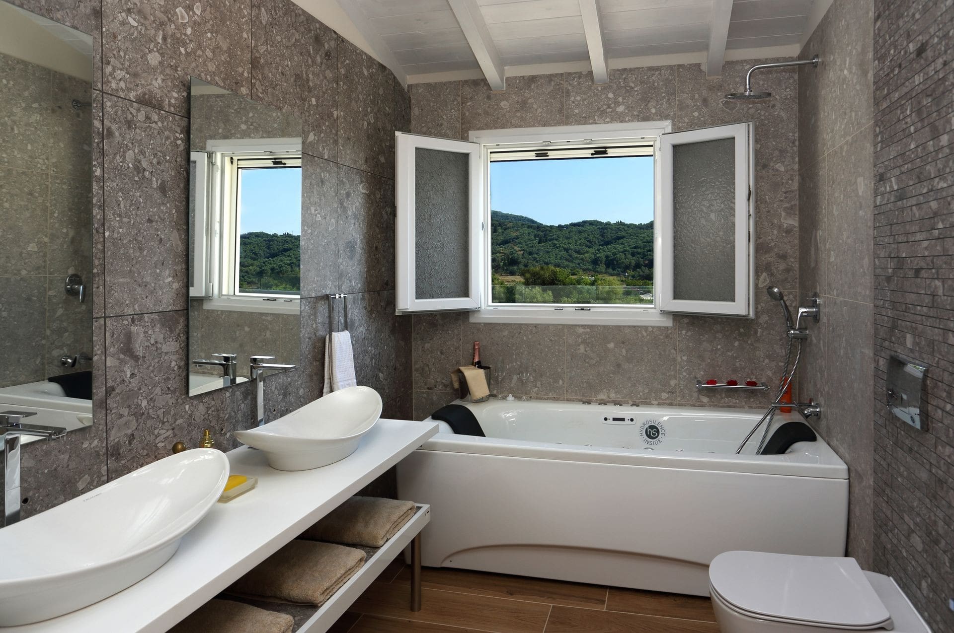 Villa Kyanos Stavros Agios Stefanos: Spacious 5-Bedroom Apartment with Seaview and Pool, Agios Stefanos