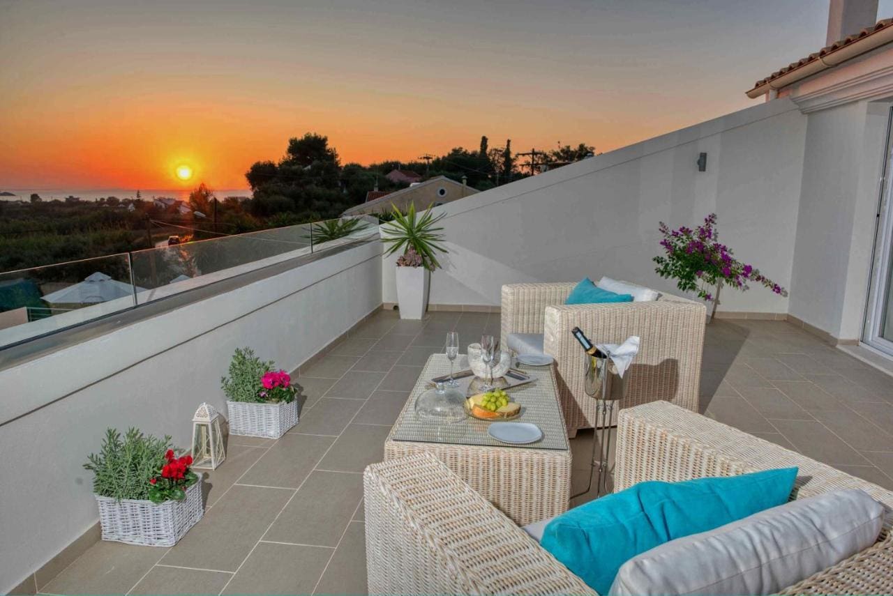 Villa Kyanos Stavros Agios Stefanos: Spacious 5-Bedroom Apartment with Seaview and Pool, Agios Stefanos