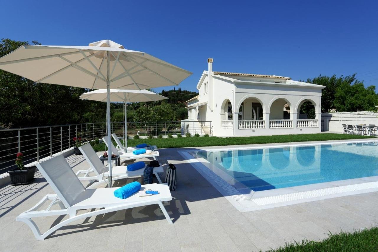Villa Kyanos Stavros Agios Stefanos: Spacious 5-Bedroom Apartment with Seaview and Pool, Agios Stefanos