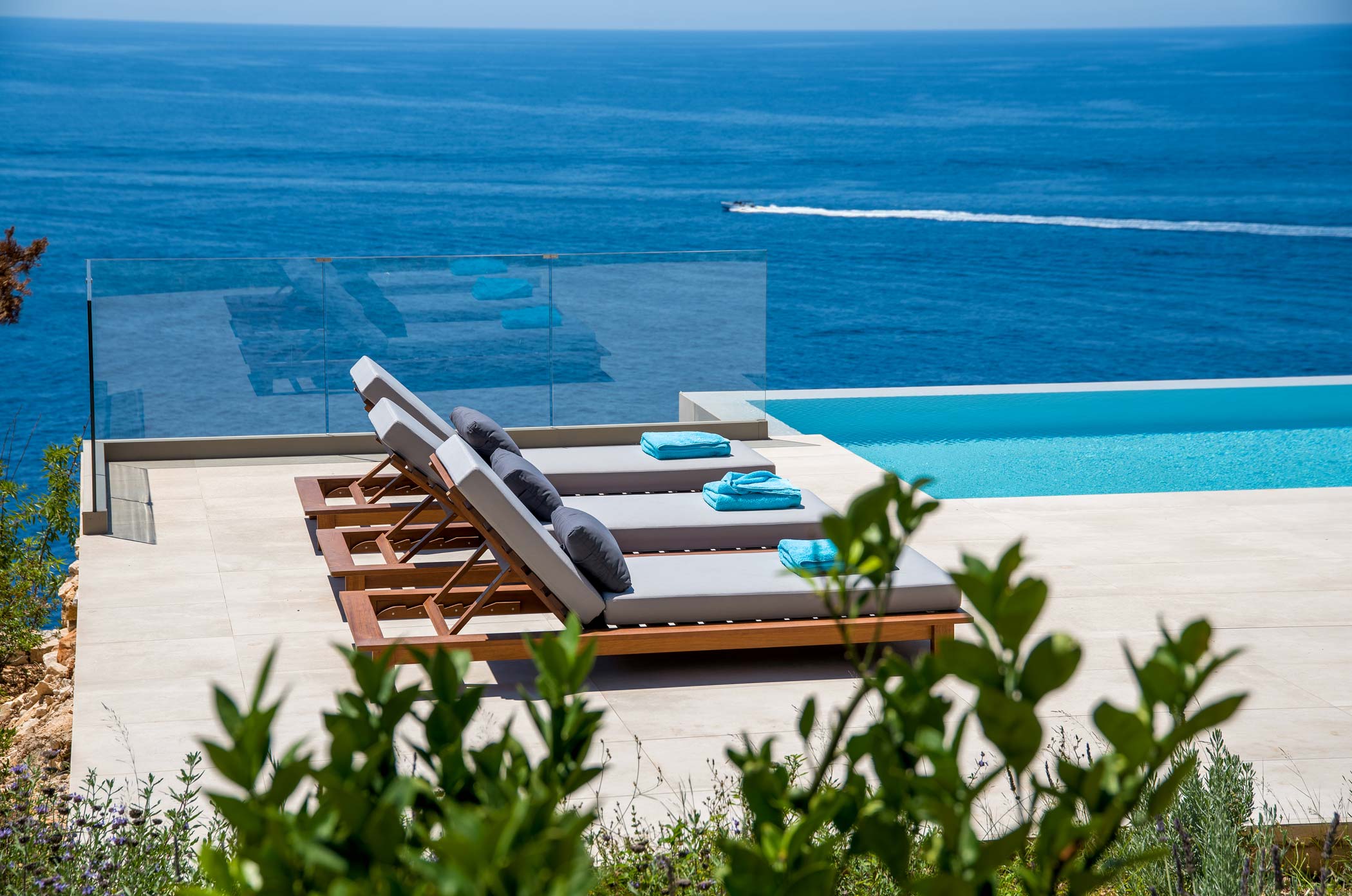 Villa Meltemi Gaios: 4-Bedroom Beachfront Villa with Infinity Pool, Paxi