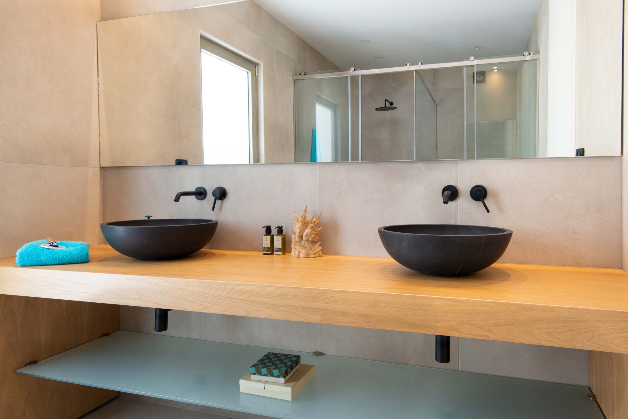 Villa Meltemi Gaios: 4-Bedroom Beachfront Villa with Infinity Pool, Paxi