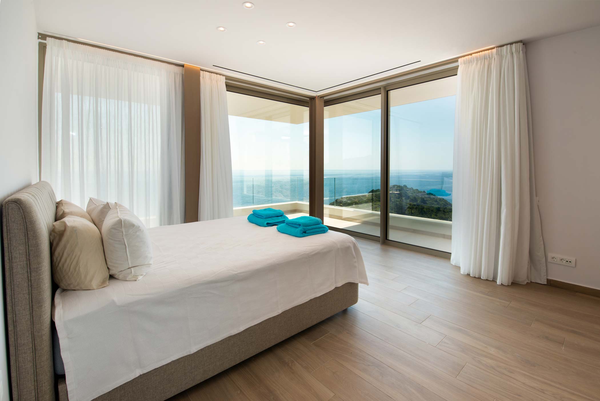 Villa Meltemi Gaios: 4-Bedroom Beachfront Villa with Infinity Pool, Paxi