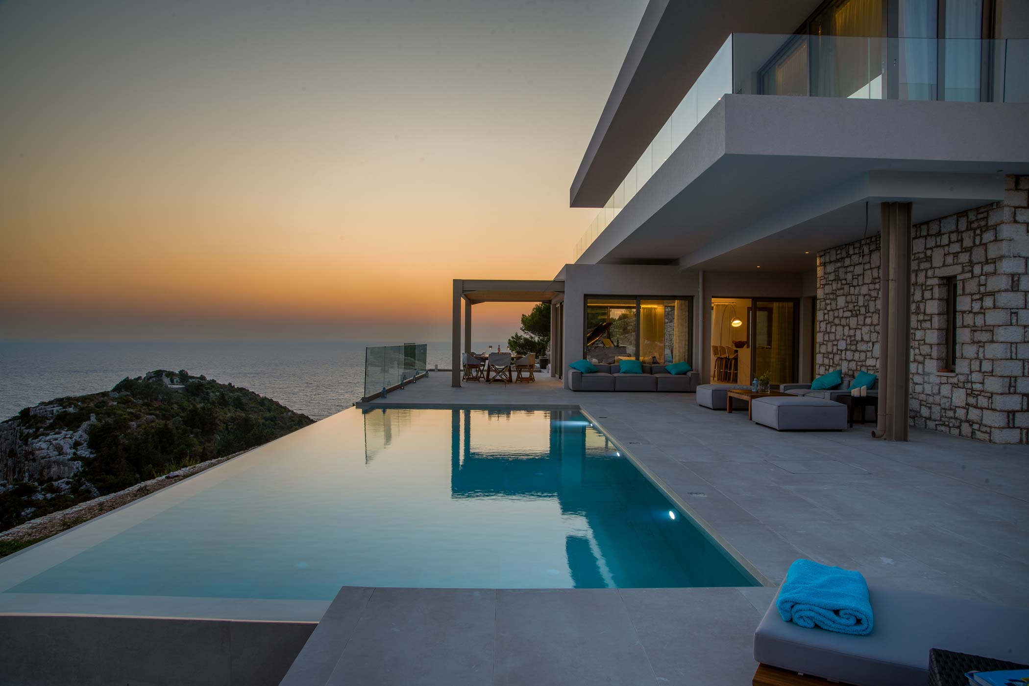 Villa Meltemi Gaios: 4-Bedroom Beachfront Villa with Infinity Pool, Paxi