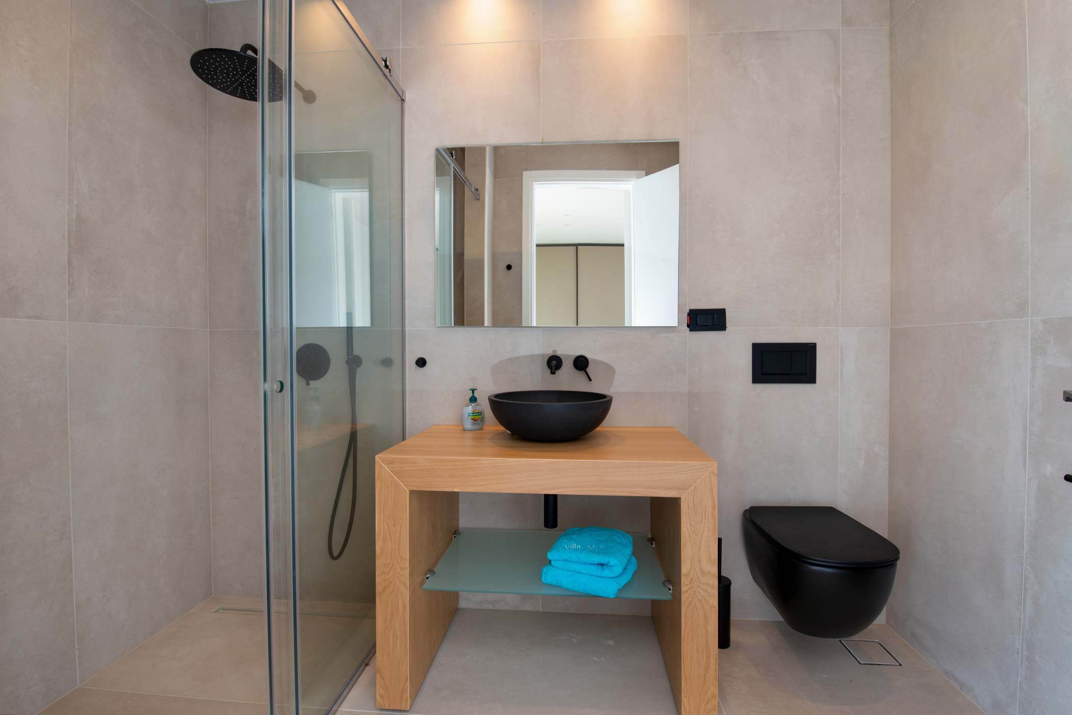 Villa Meltemi Gaios: 4-Bedroom Beachfront Villa with Infinity Pool, Paxi