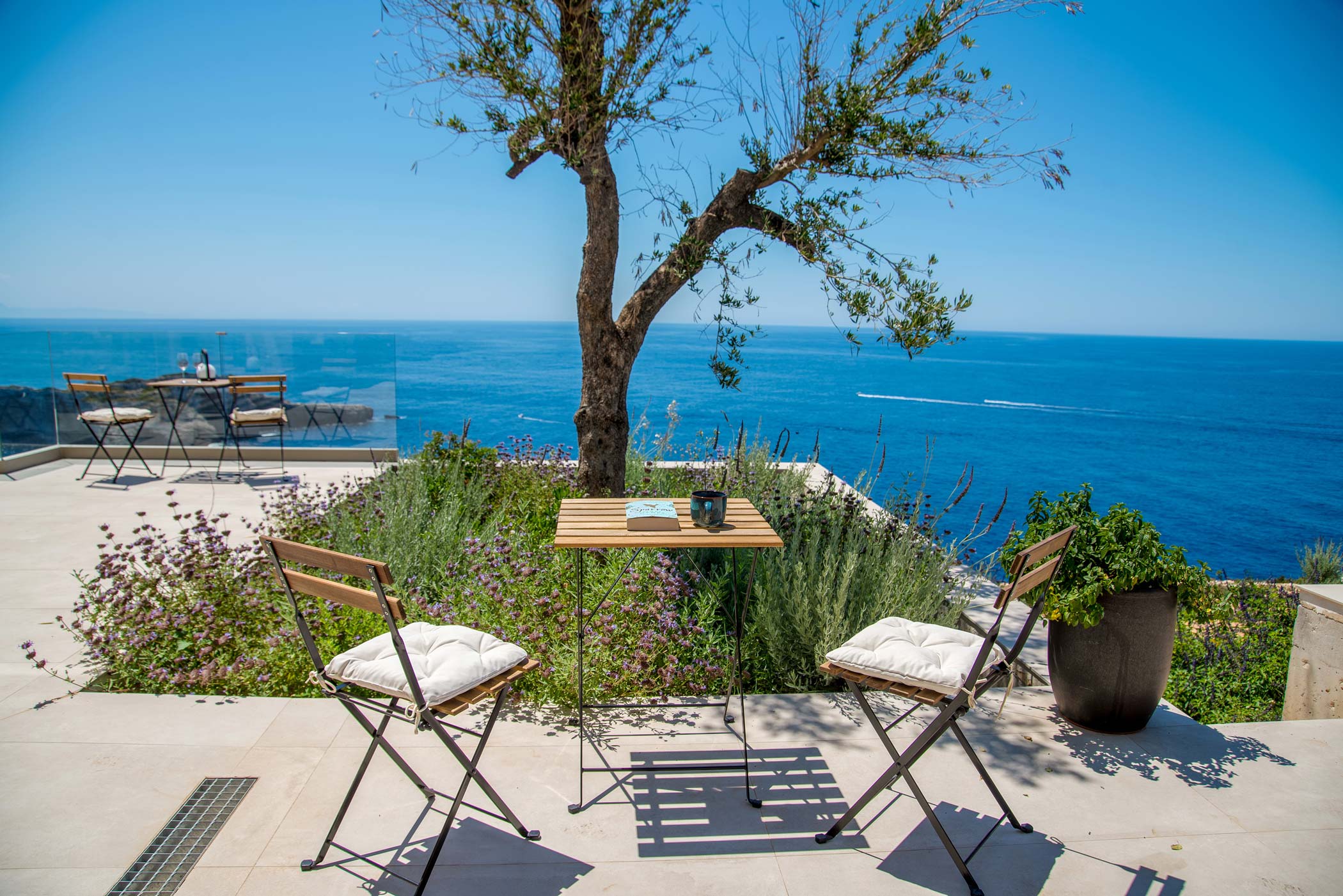 Villa Meltemi Gaios: 4-Bedroom Beachfront Villa with Infinity Pool, Paxi