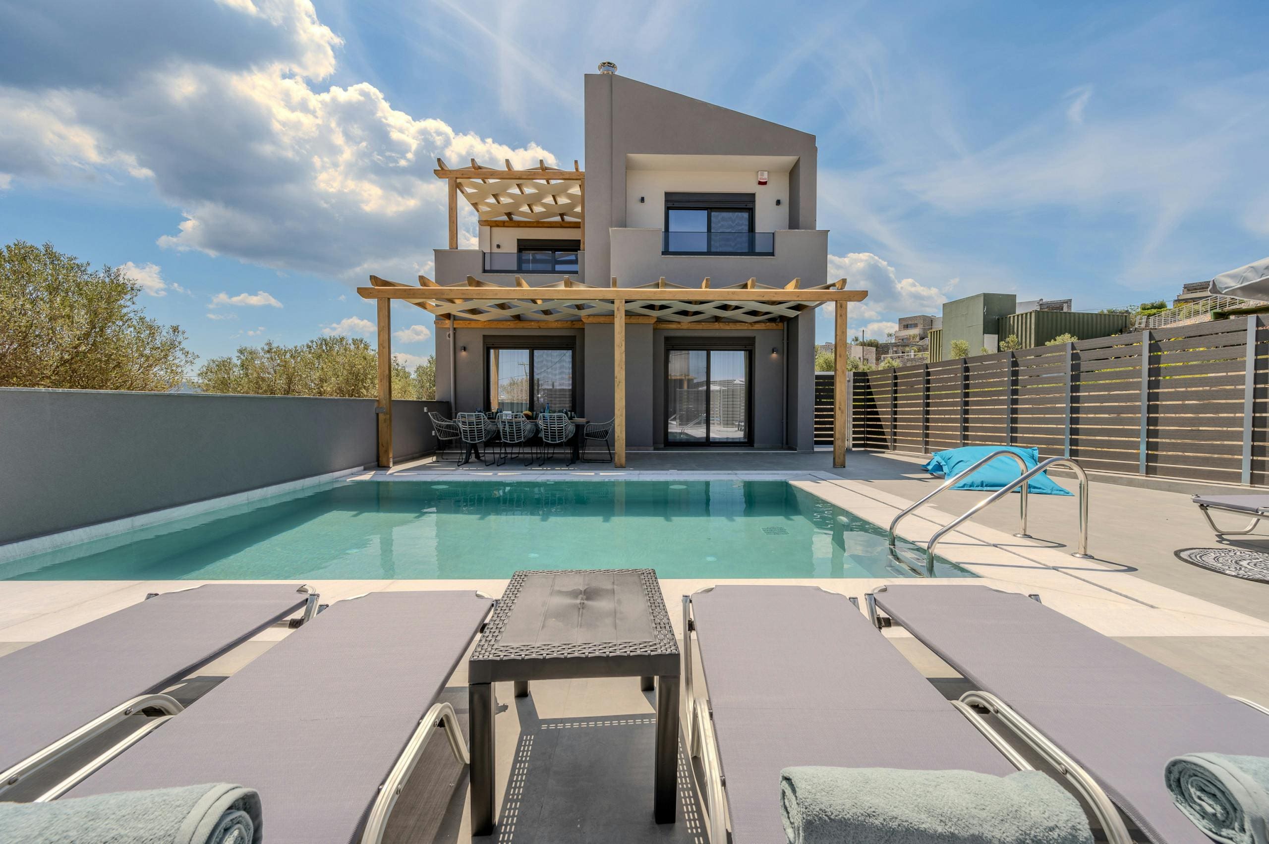 Villa Zephyros Kastelli Heraklion Town: Luxury 4-Bedroom Villa with Hot Tub and Pool, Heraklion