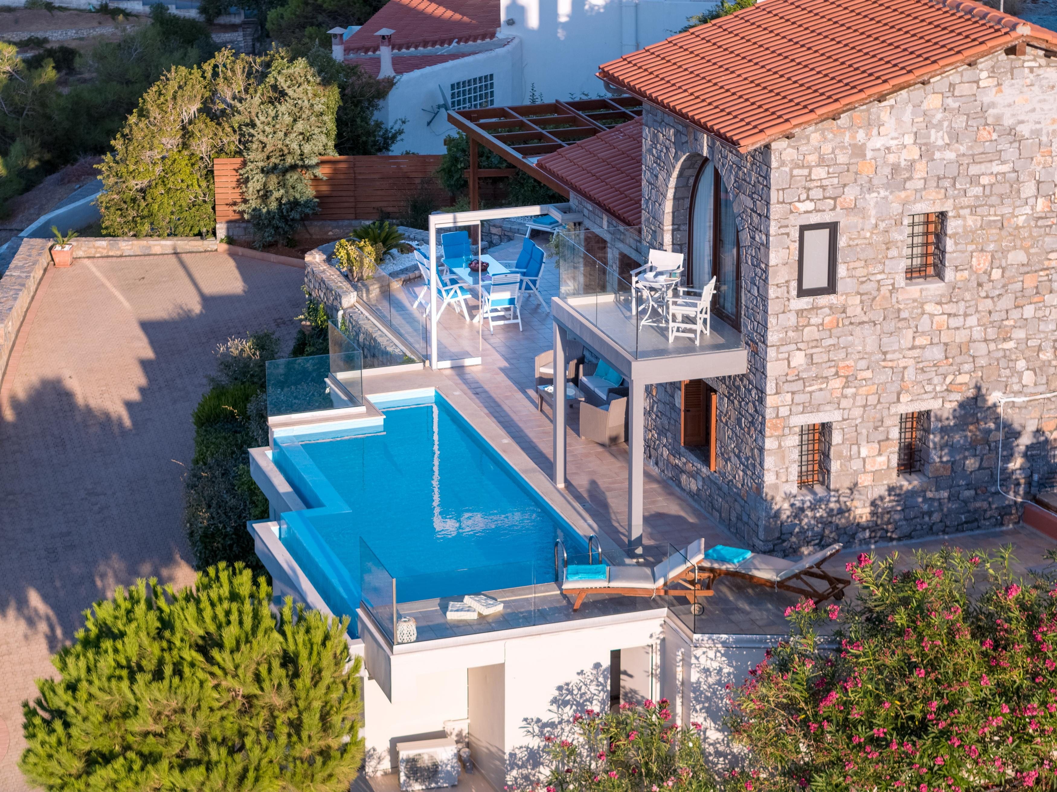 Villa Lefki Voutes Heraklion Town: Luxury 2-Bedroom Apartment with Infinity Pool, Heraklion Town